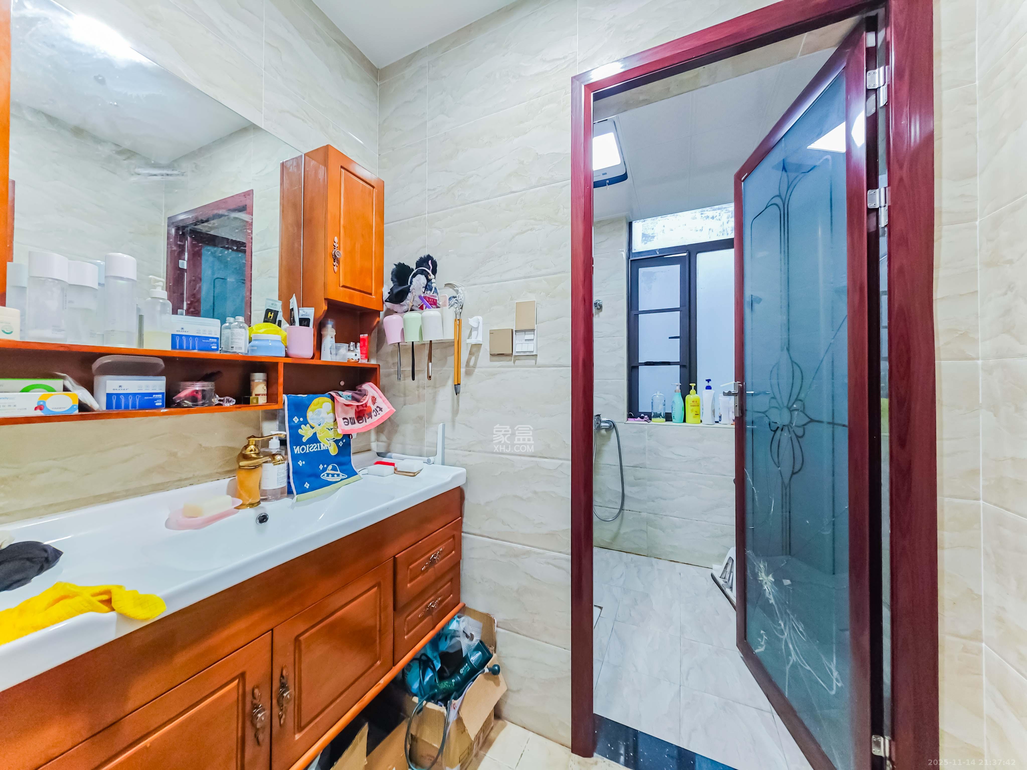 绿地之窗  4室2厅2卫    166.0万卫生间