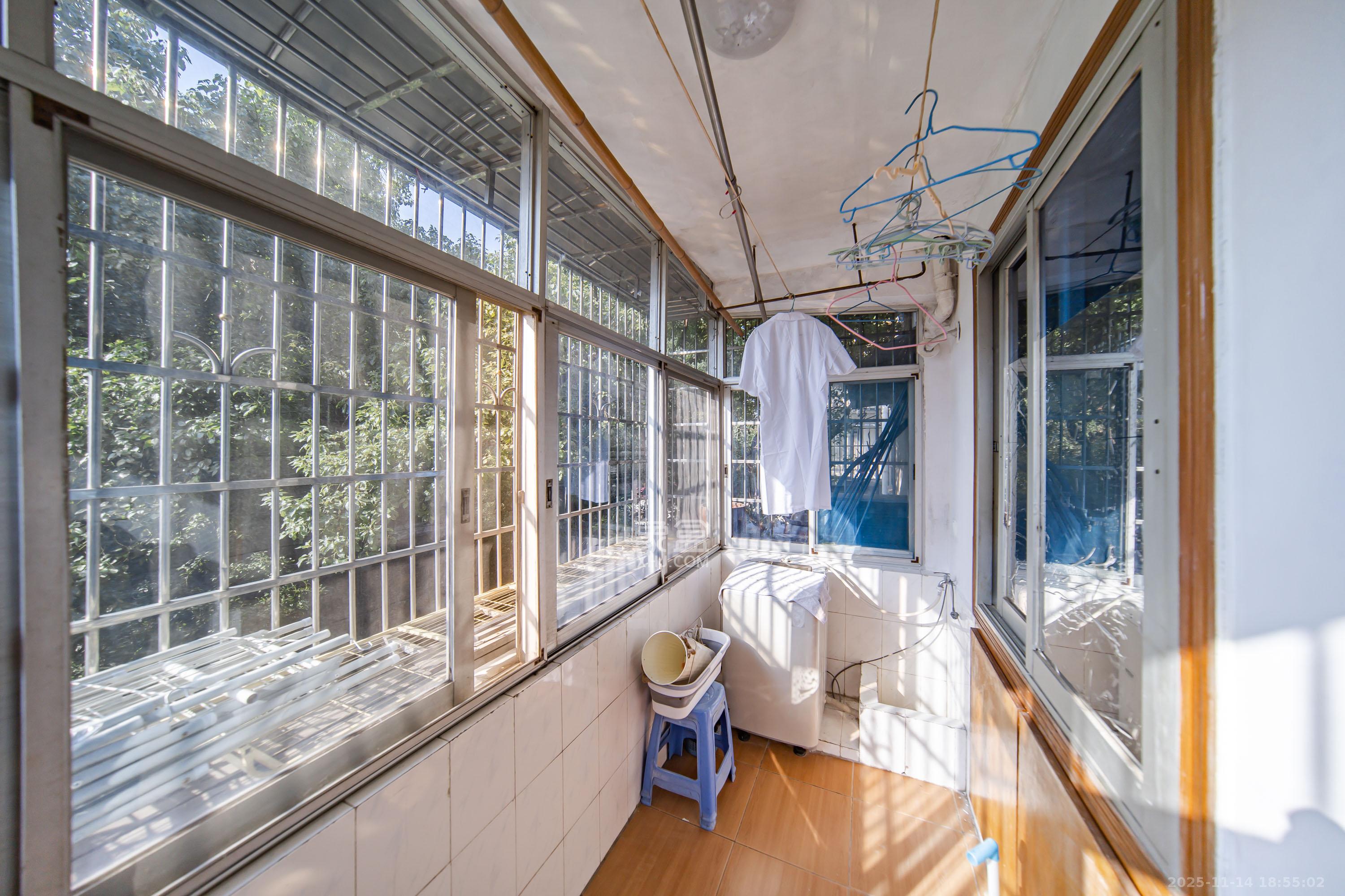 湘雅医学院(湘雅附一北院) 3室2厅1卫 65.0万 湘雅医学院(湘雅附一北院) 3室2厅1卫 65.0万阳台