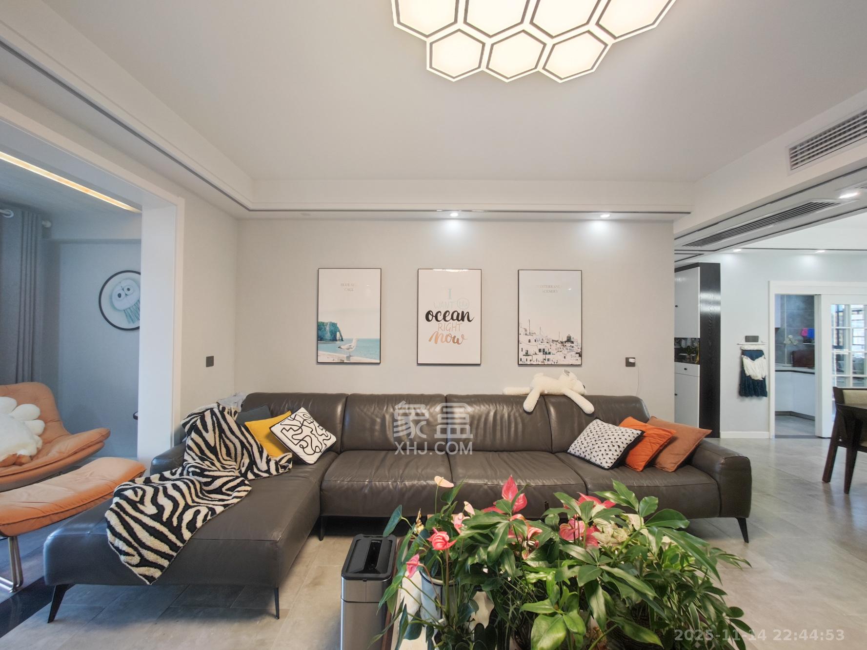 卓越蔚蓝城邦  4室2厅2卫    130.0万客厅