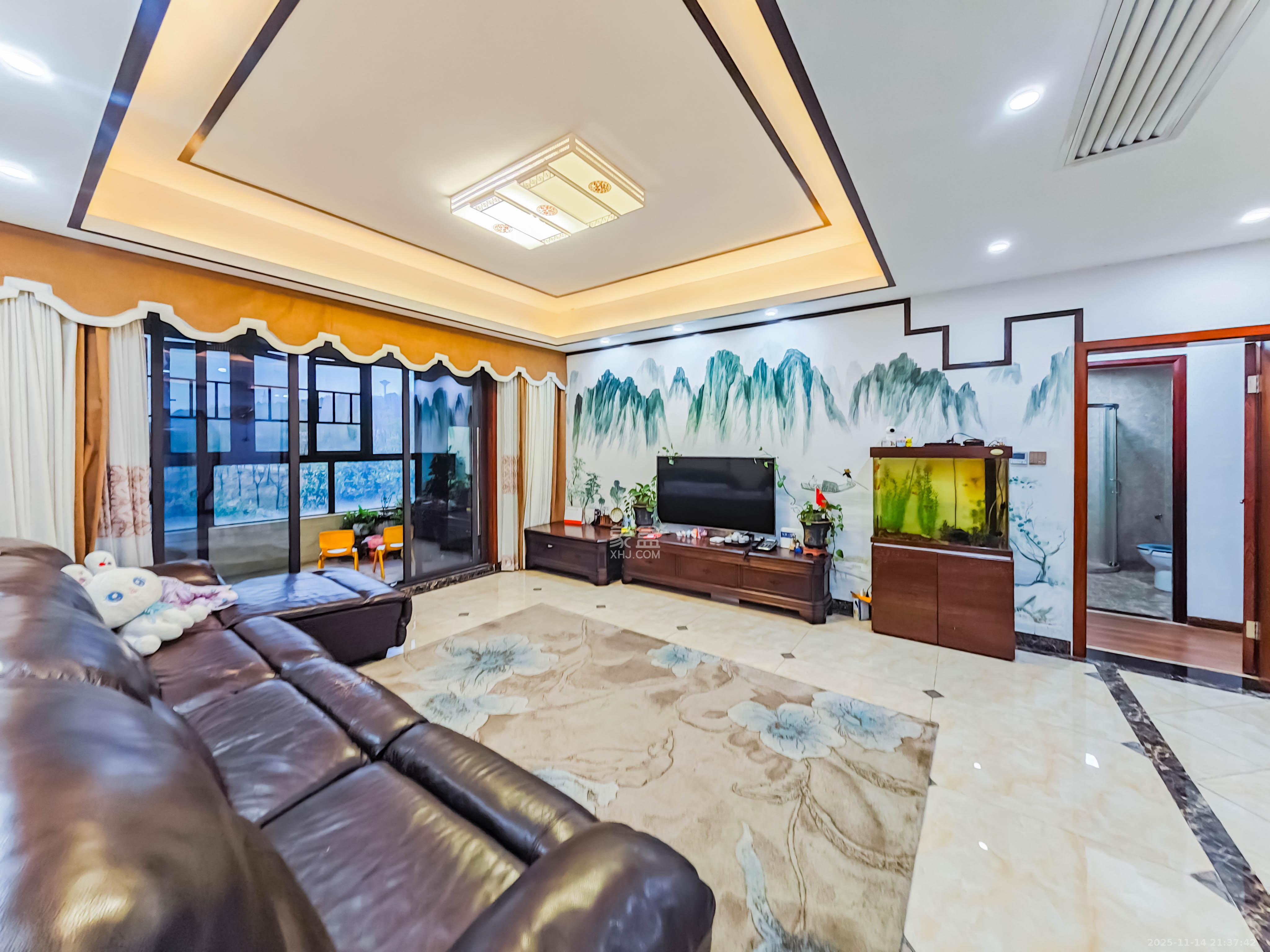 绿地之窗  4室2厅2卫    166.0万客厅