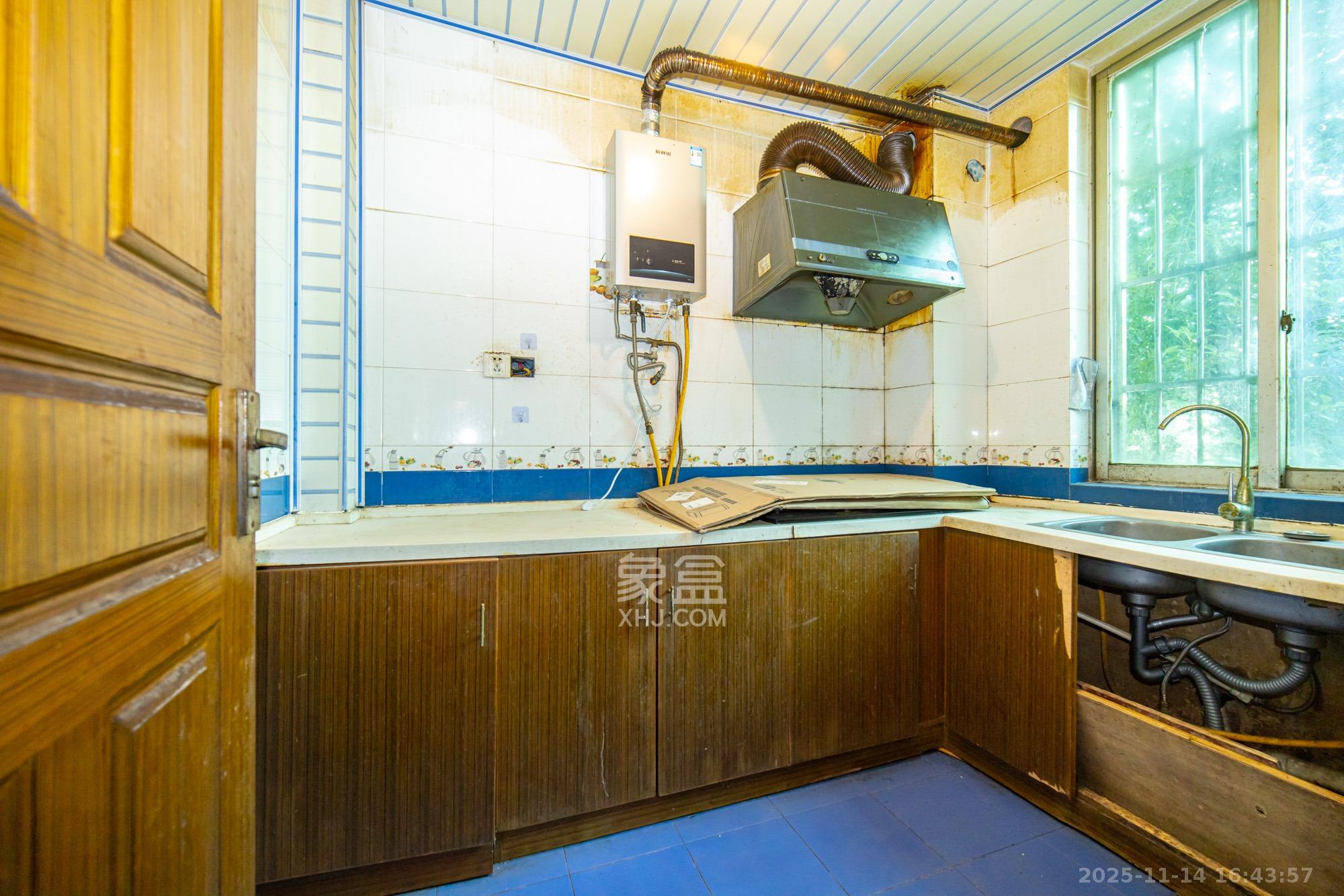 中南汽车世界  3室2厅1卫    33.8万厨房