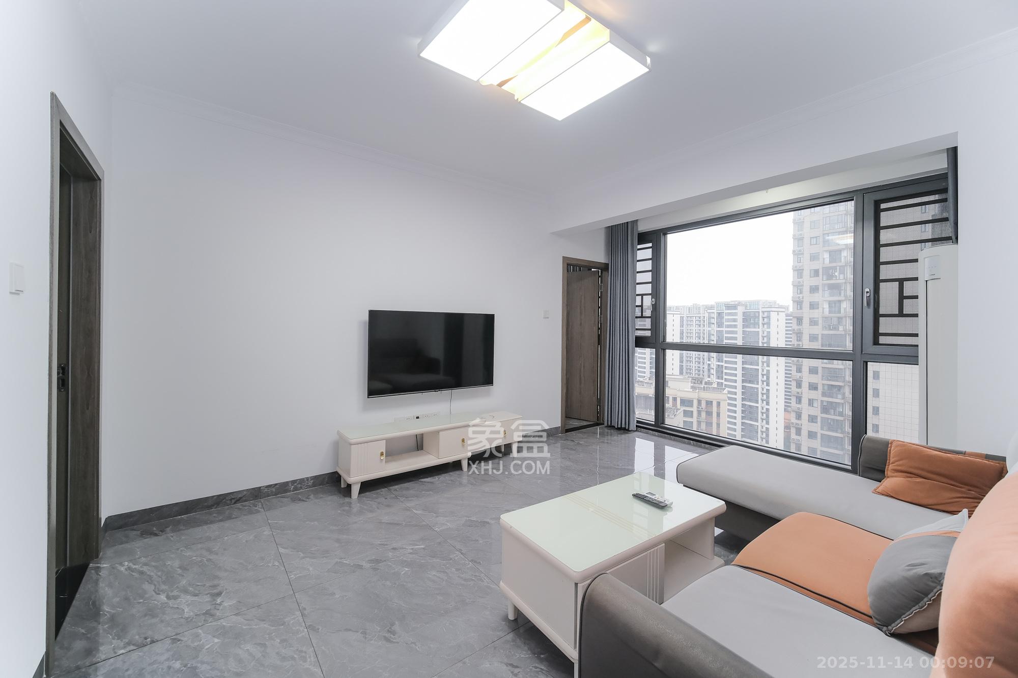 和悦城(蟠龙景苑)  3室2厅2卫    66.0万客厅