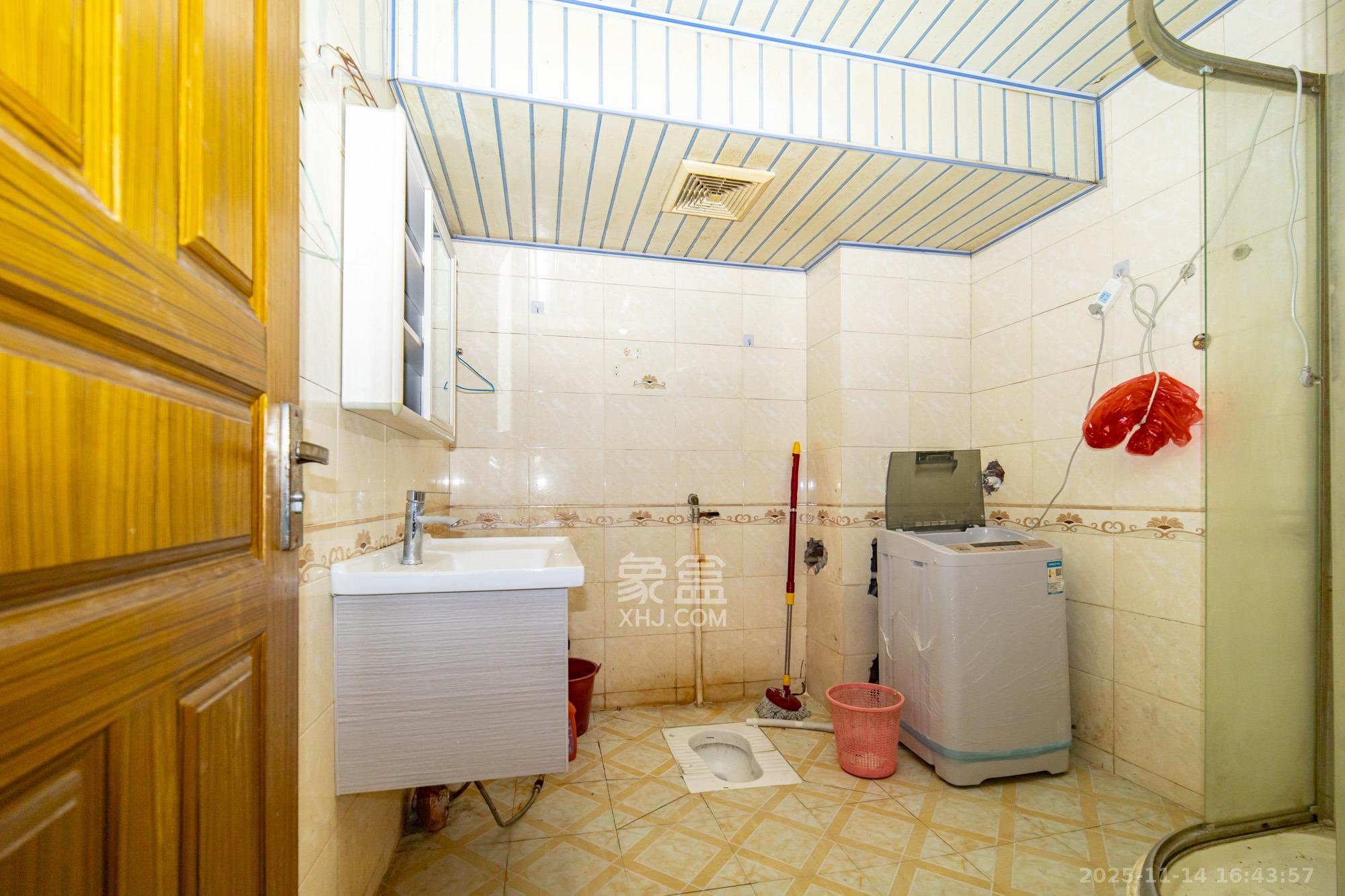 中南汽车世界 3室2厅1卫 33.8万 中南汽车世界 3室2厅1卫 33.8万卫生间