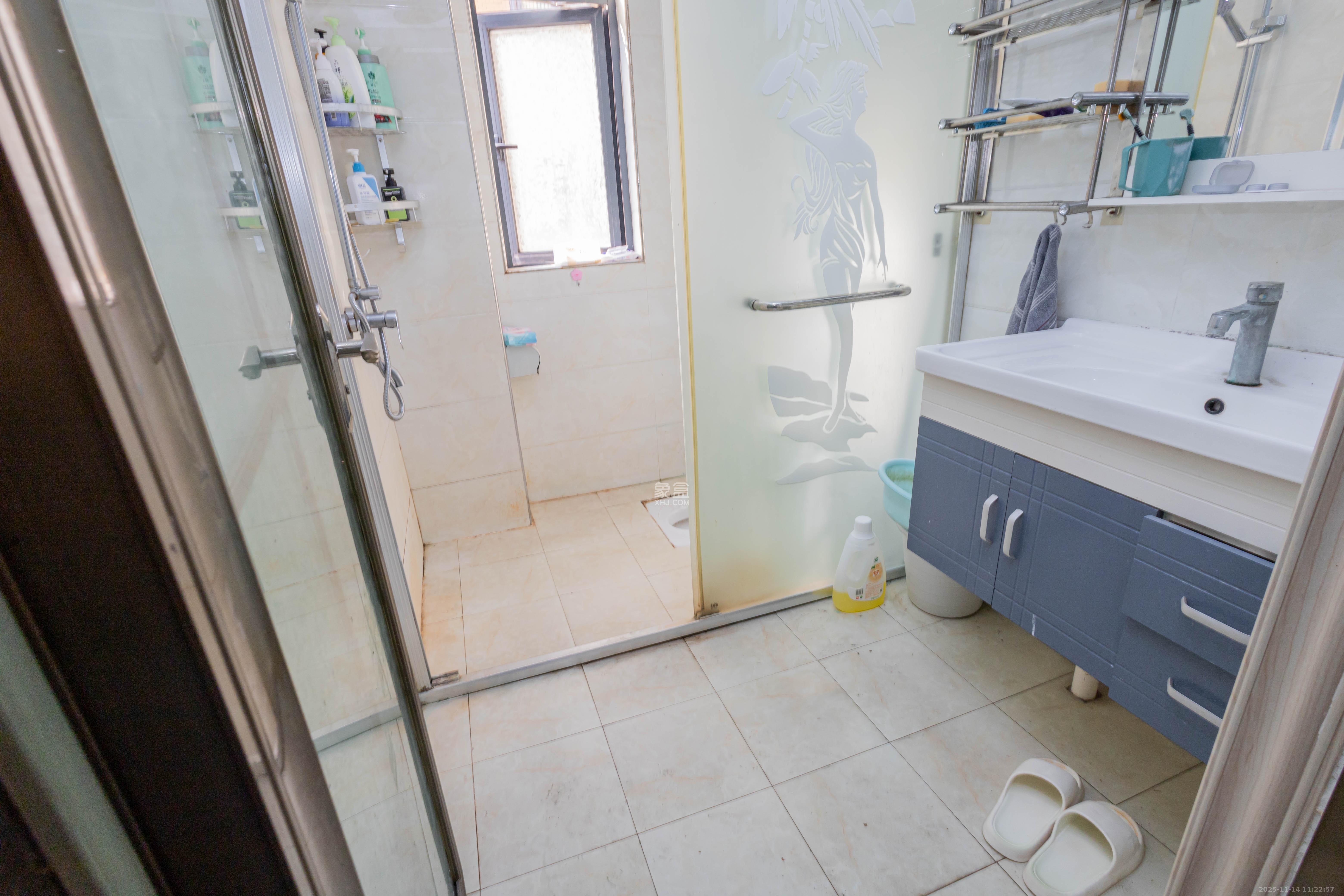 中国铁建国际城二期 3室2厅1卫 43.8万 中国铁建国际城二期 3室2厅1卫 43.8万卫生间