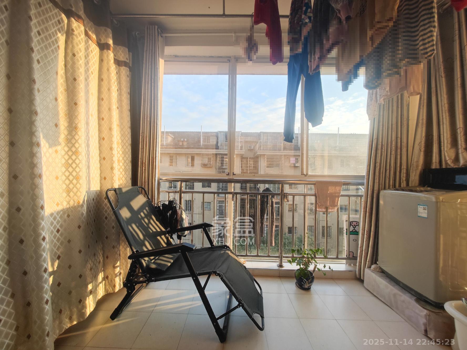 鄱阳小区  3室2厅2卫    65.0万阳台