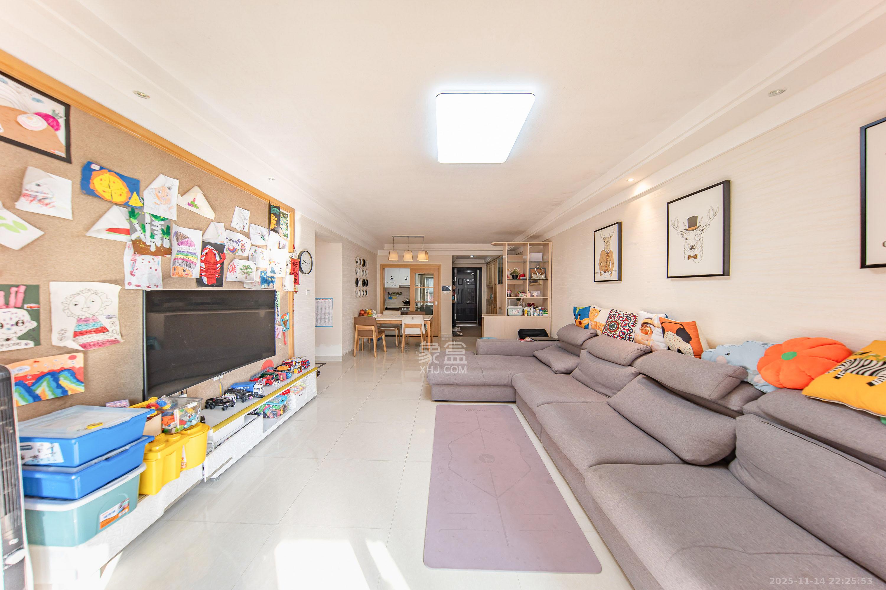 中海国际三期 3室2厅2卫 82.0万 中海国际三期 3室2厅2卫 82.0万客厅