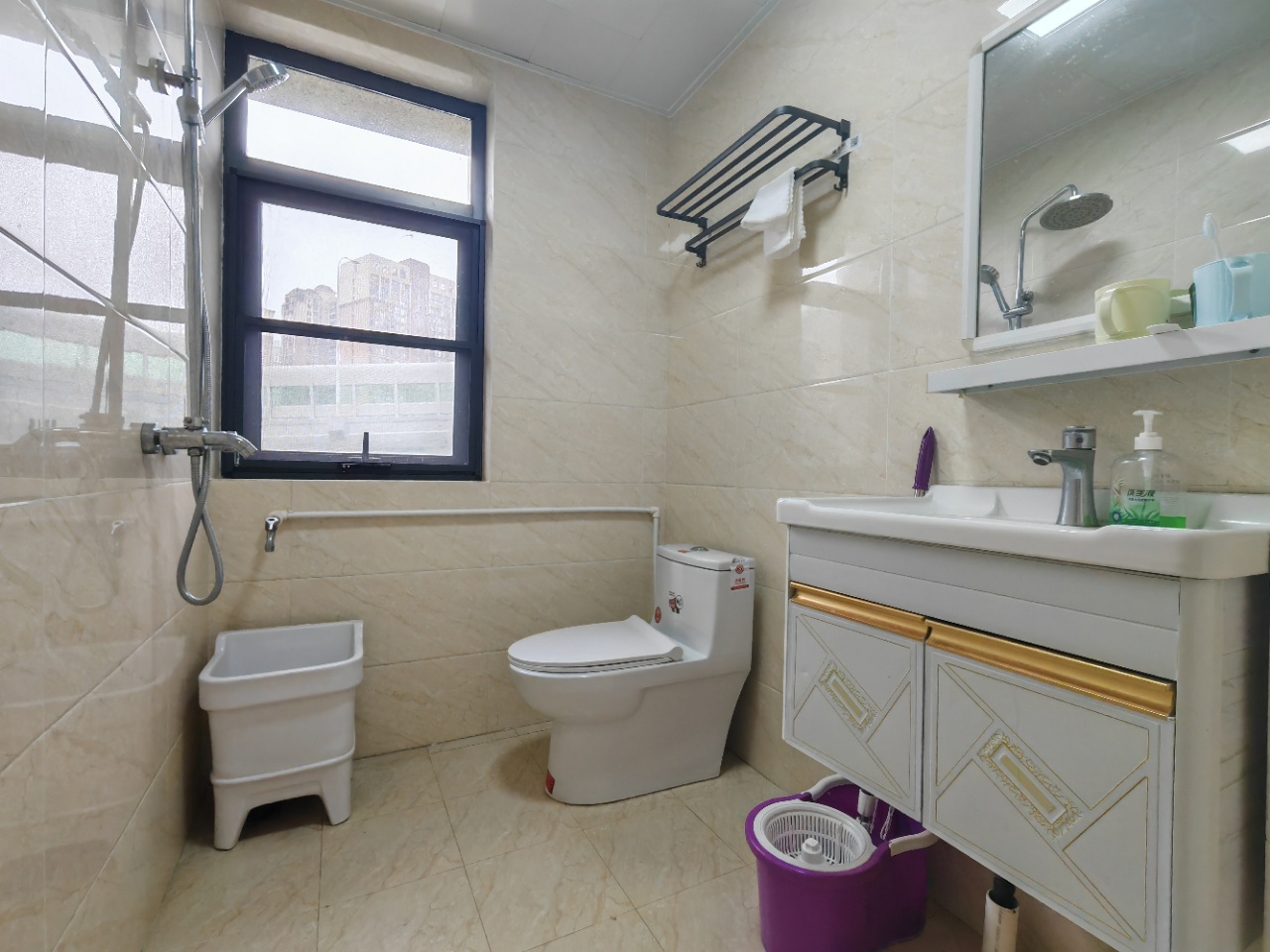 海航豪庭南苑  3室2厅2卫    229.0万客厅