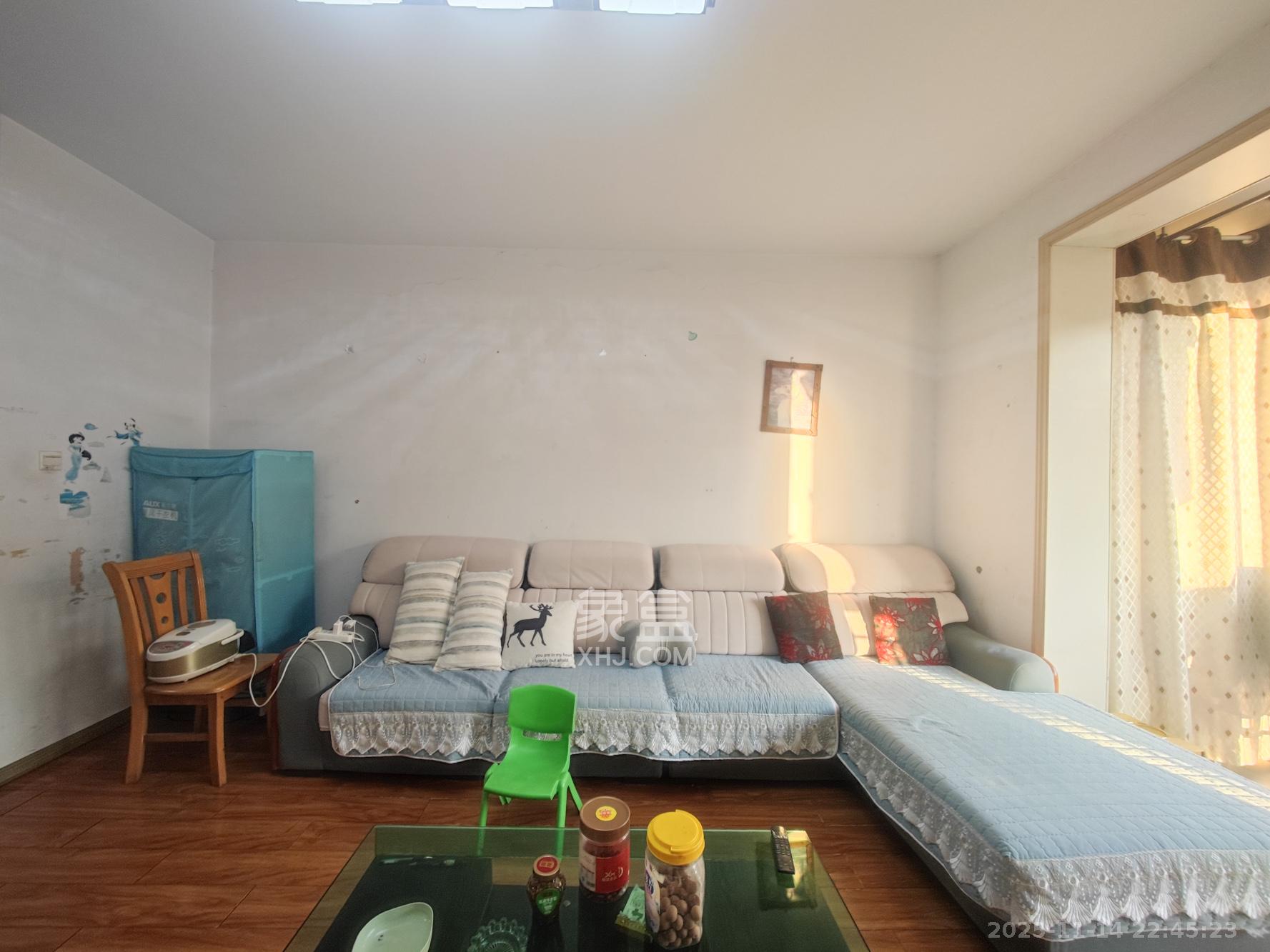 鄱阳小区  3室2厅2卫    65.0万客厅