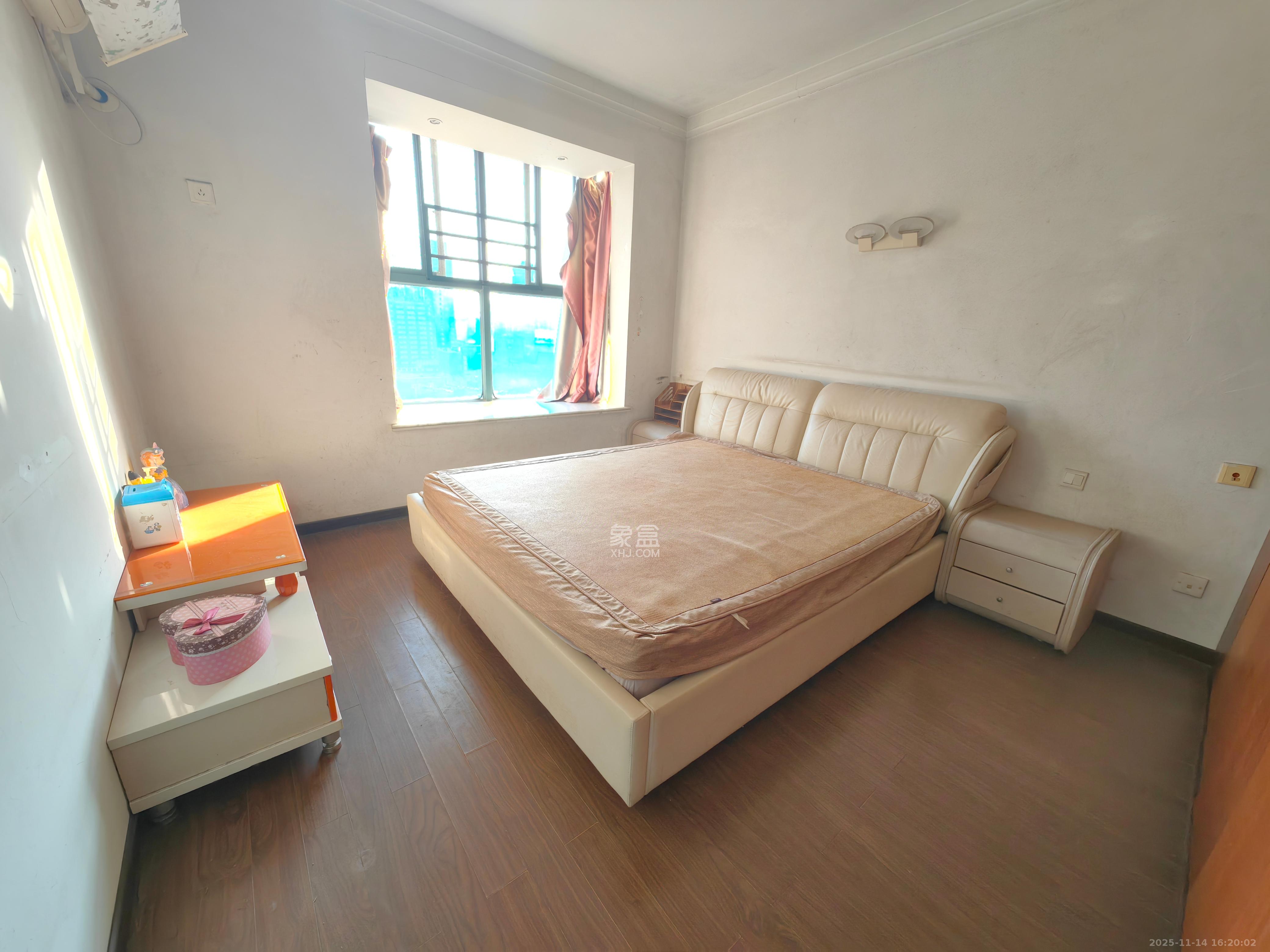 三角花园星城  3室2厅2卫    3500.0元/月室内图