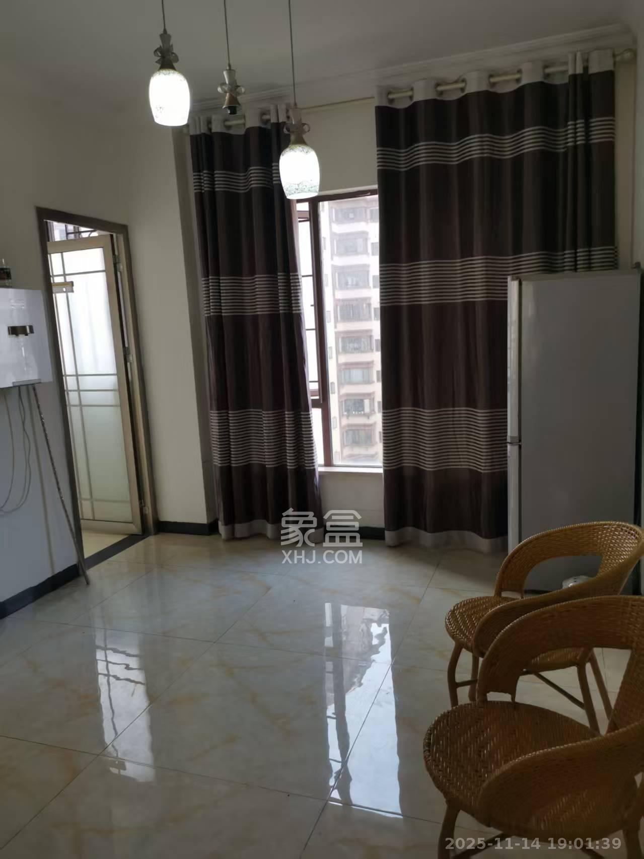 高信向日葵  3室2厅1卫    2600.0元/月室内图