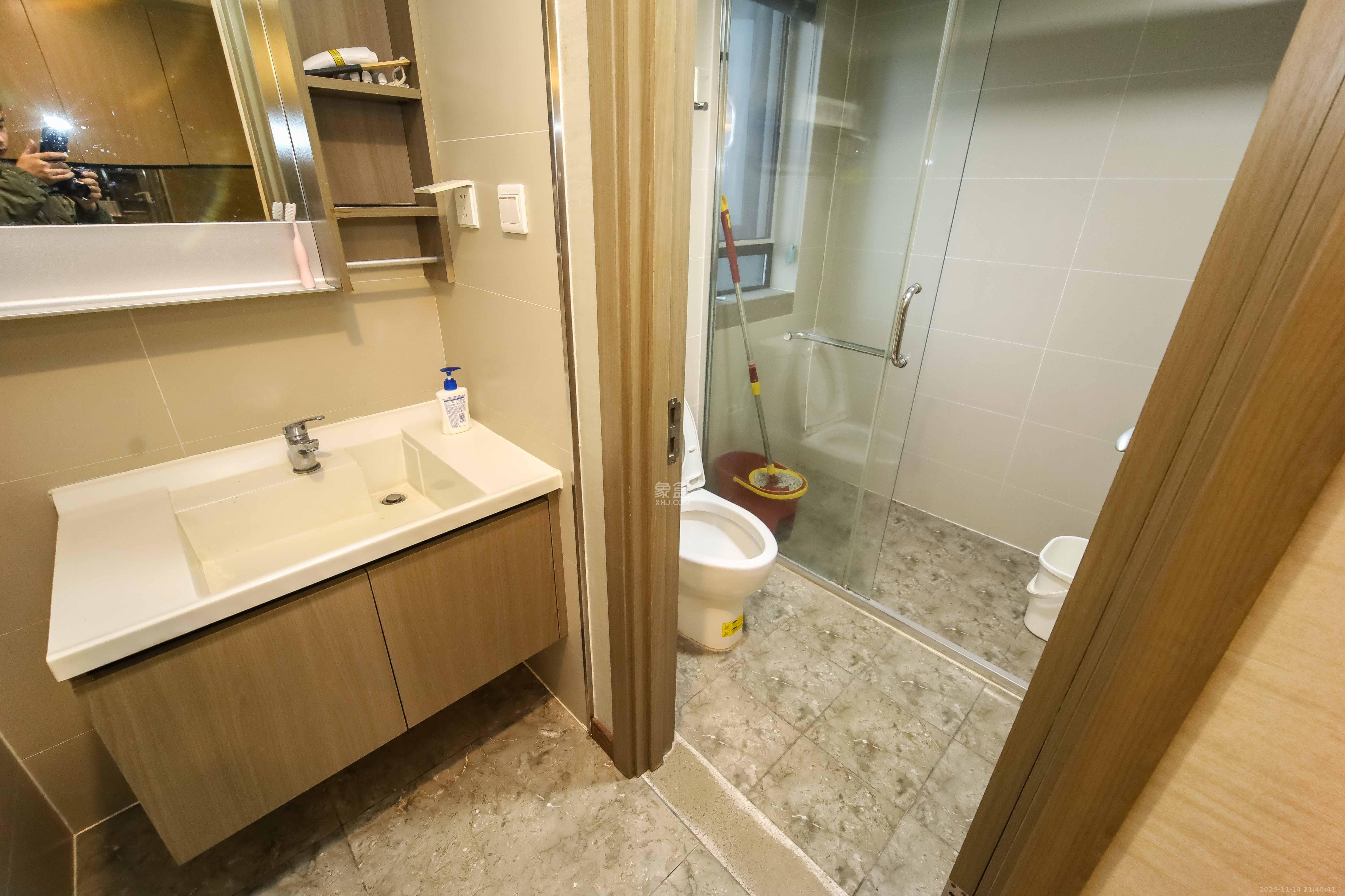 万科金域蓝湾  4室2厅2卫    185.0万卫生间