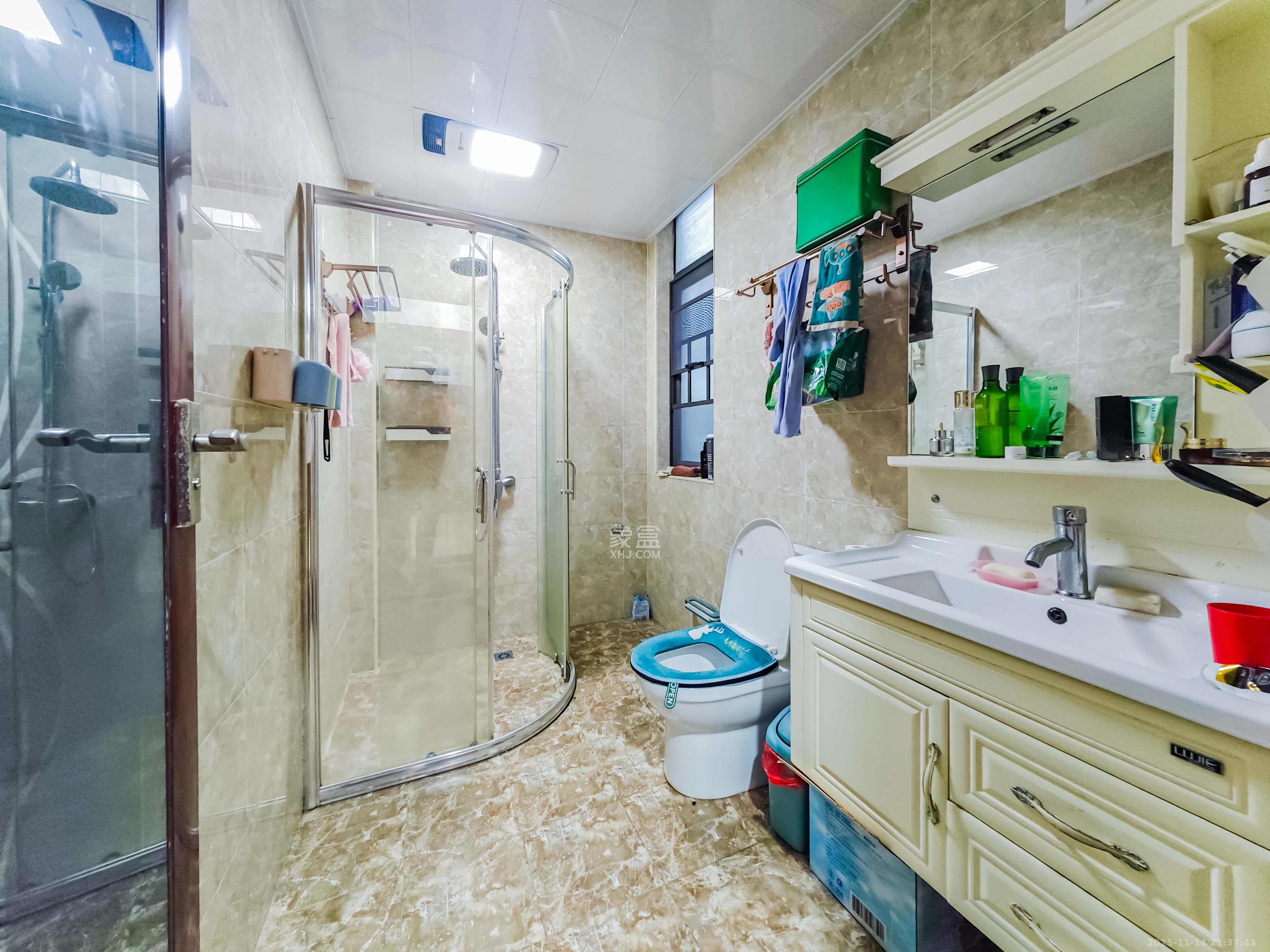 绿地之窗  4室2厅2卫    166.0万卫生间