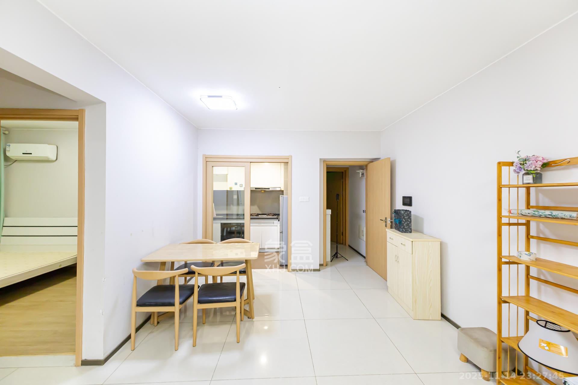 时代倾城二期 2室2厅1卫 58.0万 时代倾城二期 2室2厅1卫 58.0万客厅