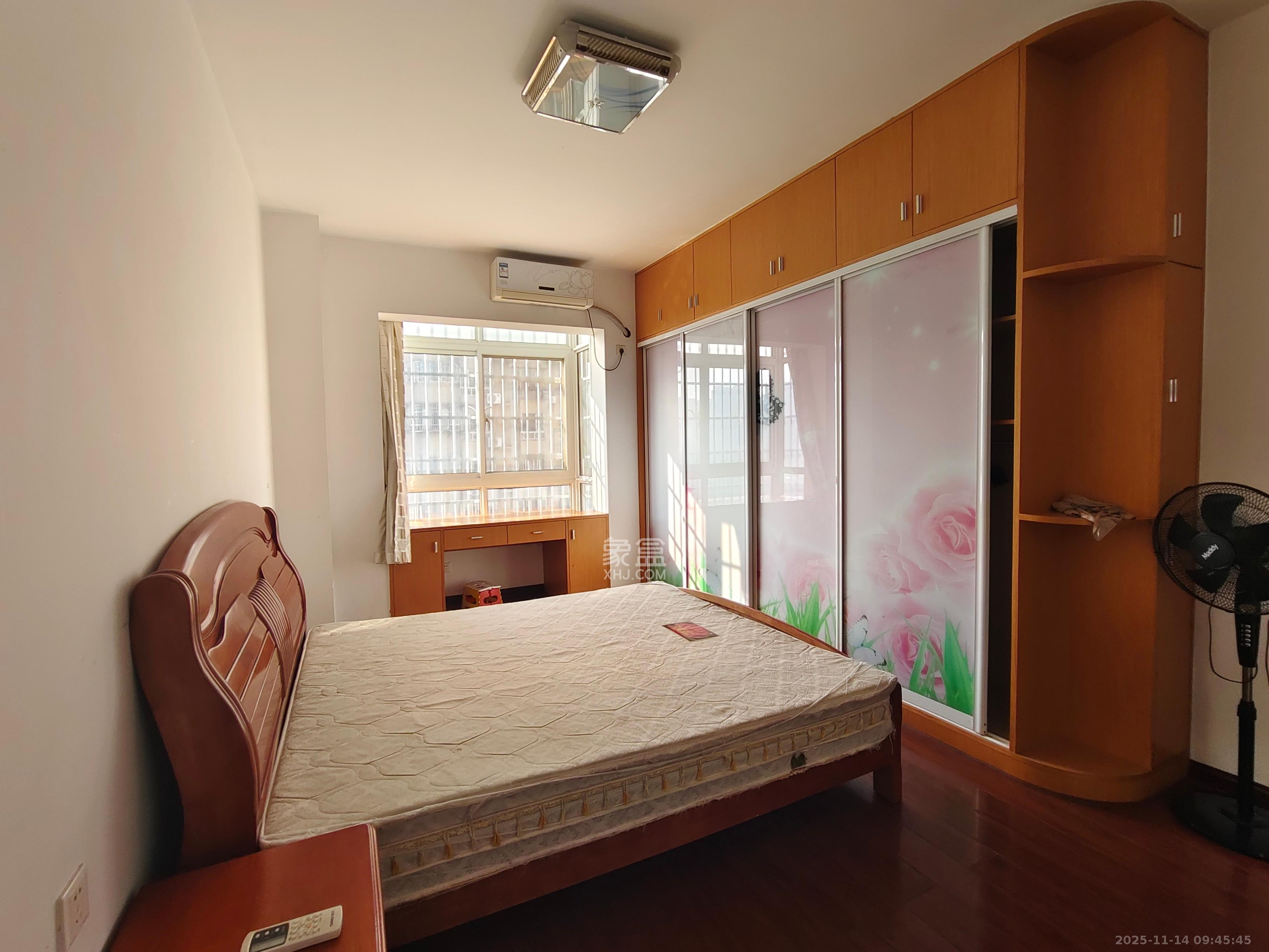 荣鑫家园  3室2厅2卫    1600.0元/月