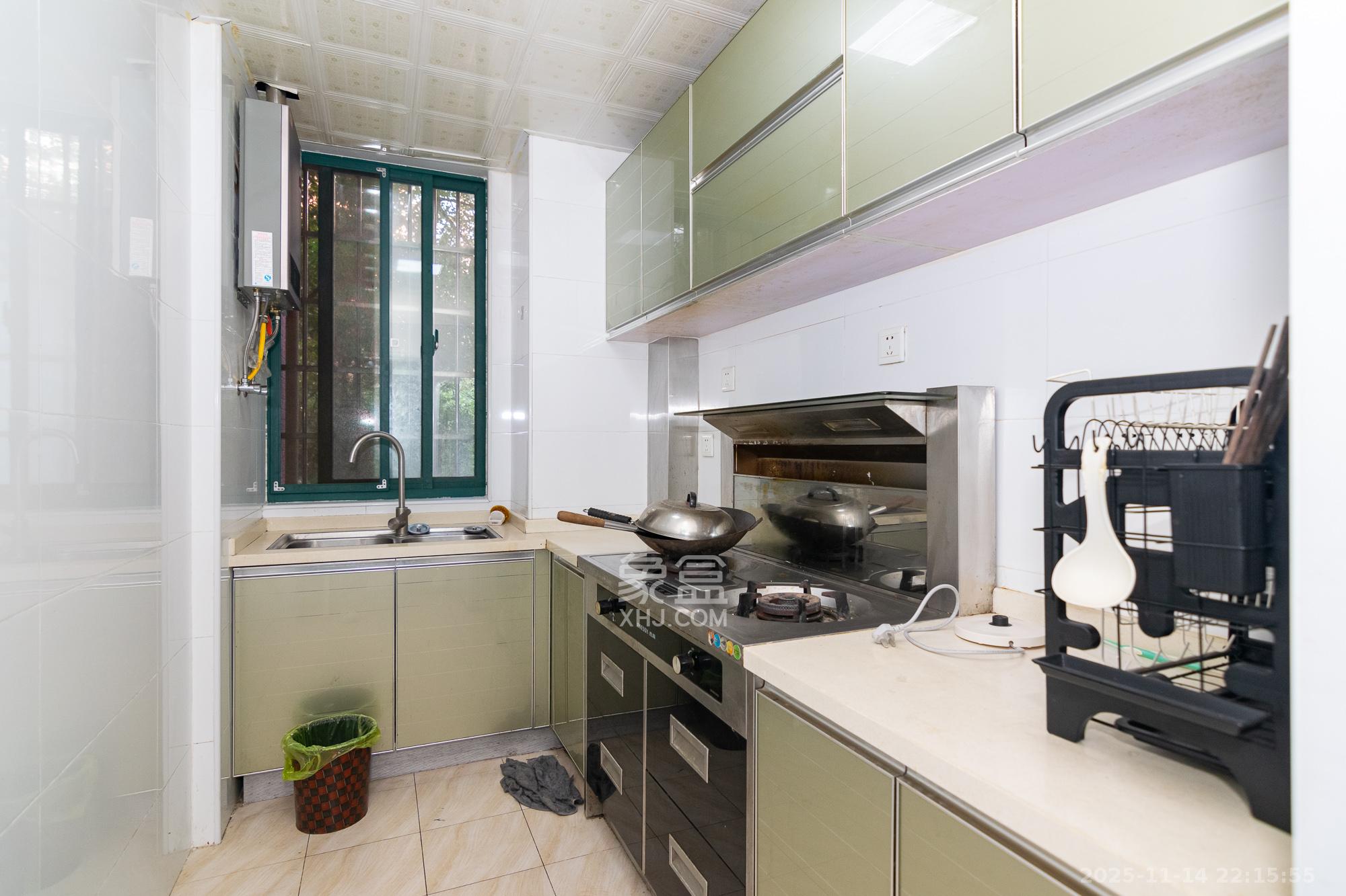 百合湖滨花园  3室2厅2卫    46.0万厨房