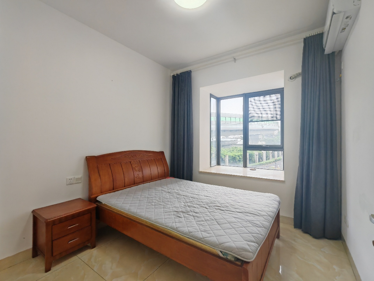 海航豪庭南苑  3室2厅2卫    229.0万客厅