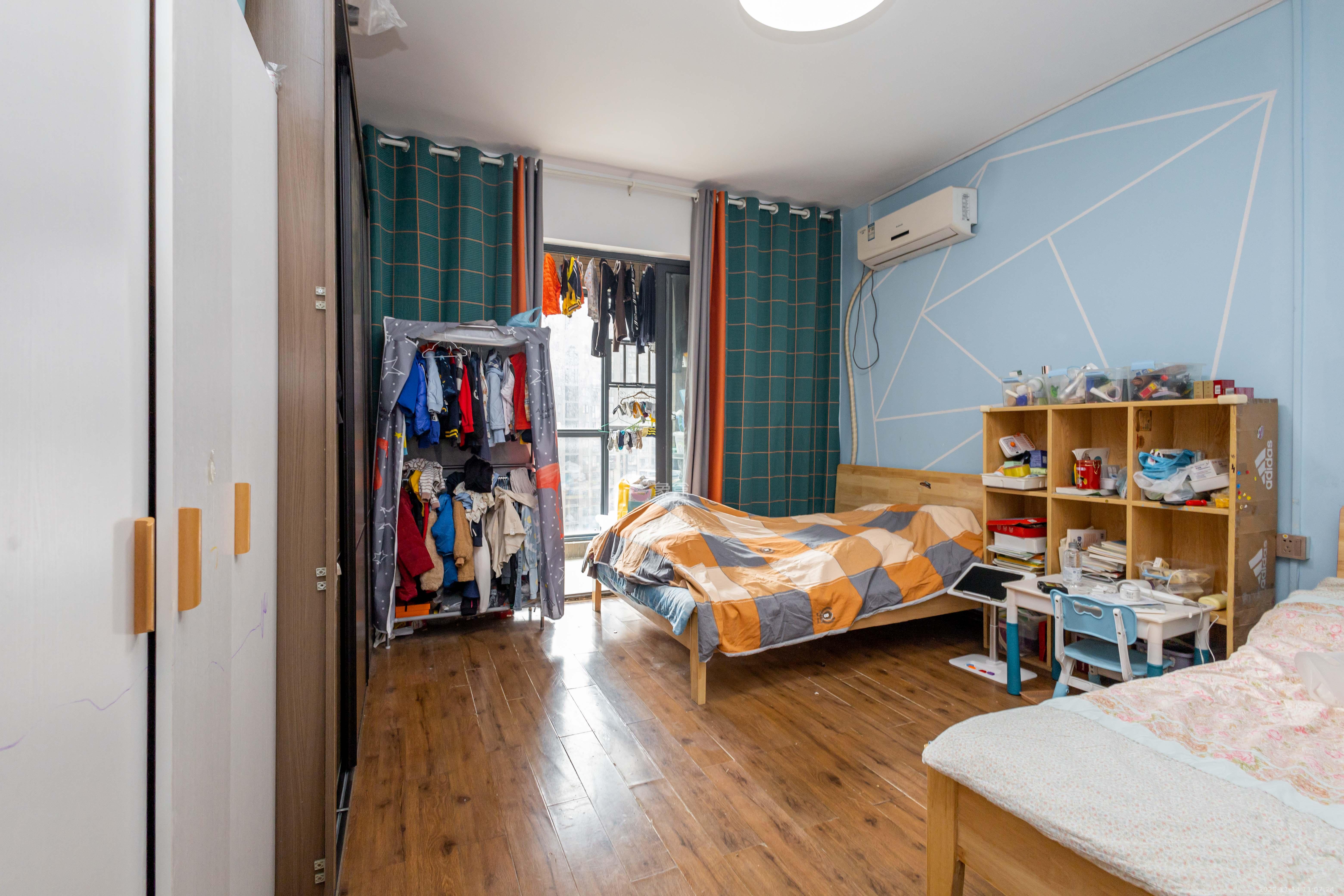 辉煌国际城一期  4室2厅2卫    120.0万卧室