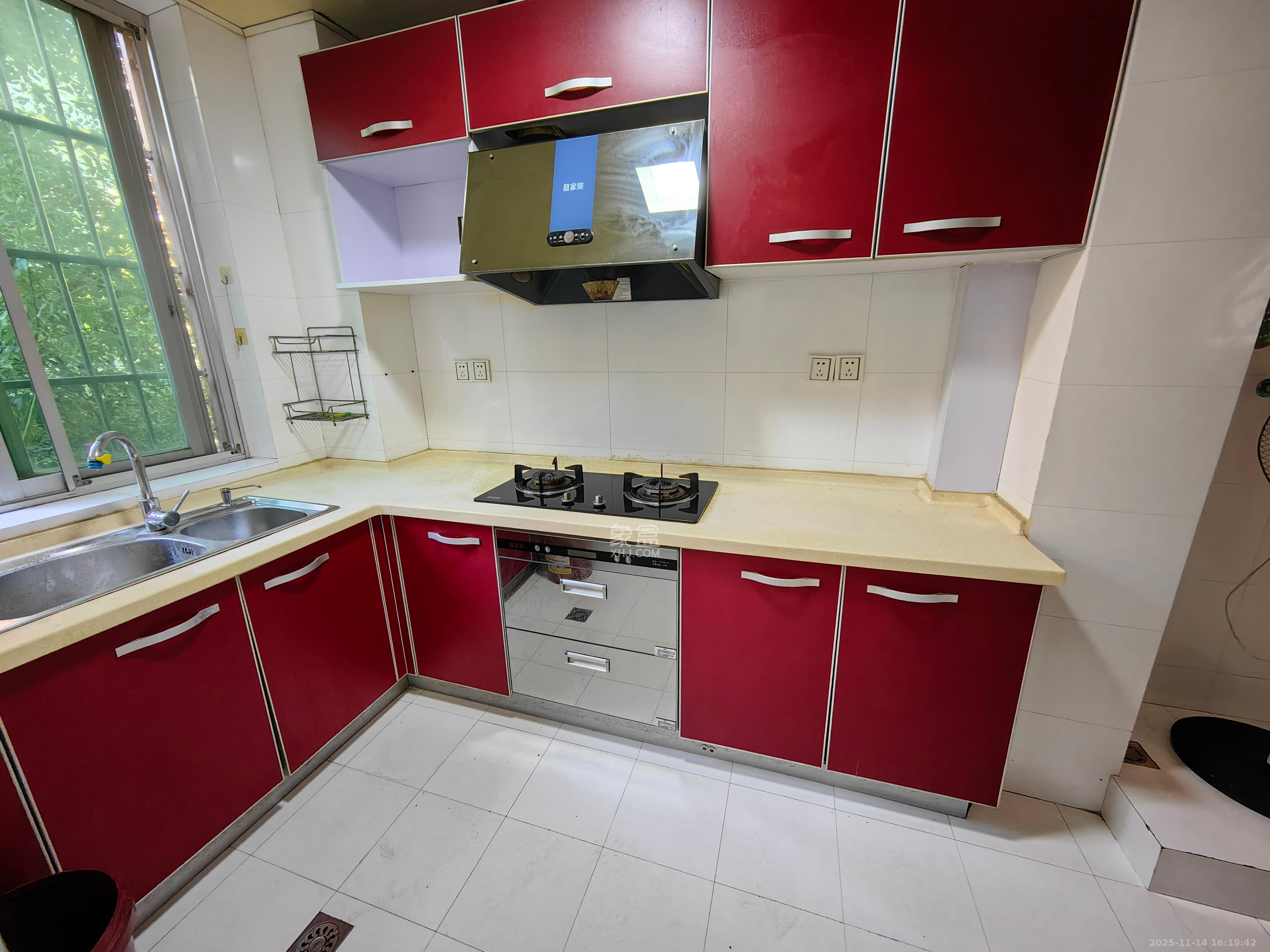 中南汽车世界  3室2厅1卫    1300.0元/月室内图