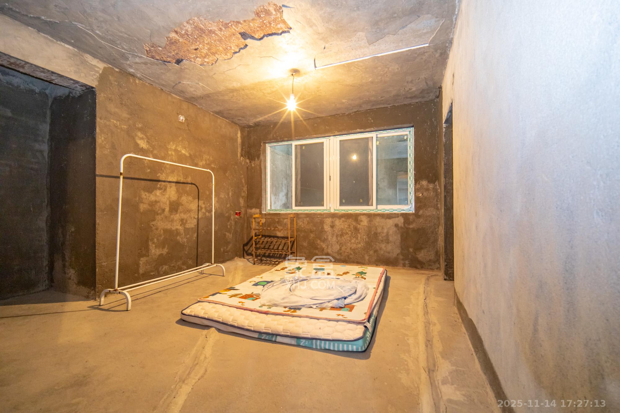 幸福里（幸福里一期）  6室2厅4卫    176.0万卧室