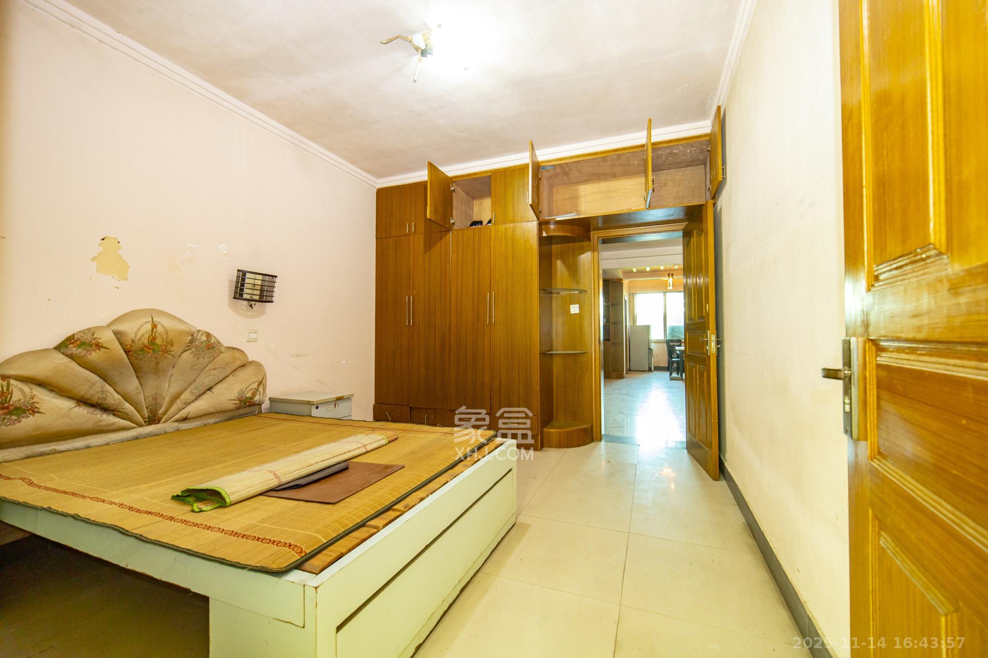 中南汽车世界  3室2厅1卫    33.8万卧室