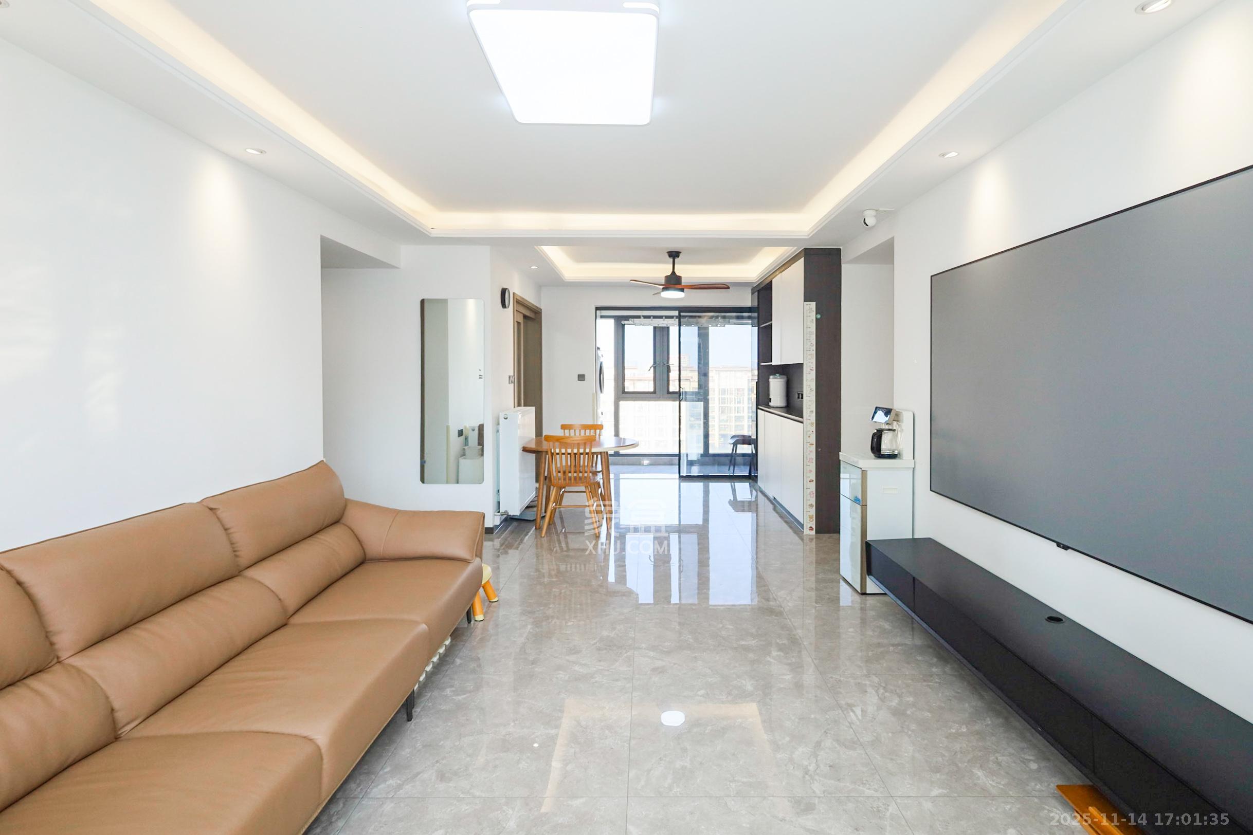 招商华发依云曦城  4室2厅2卫    121.8万客厅