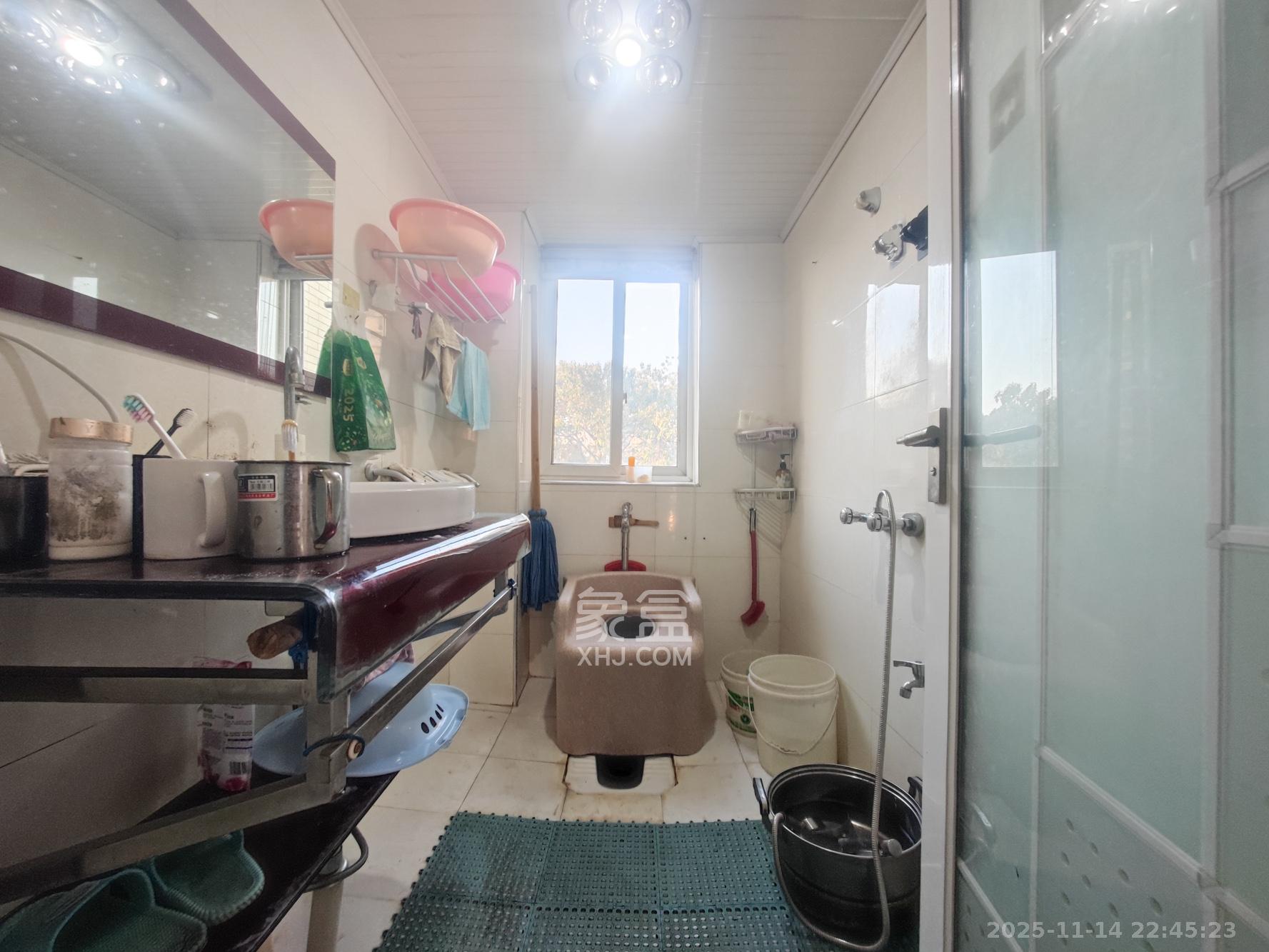 鄱阳小区  3室2厅2卫    65.0万卫生间