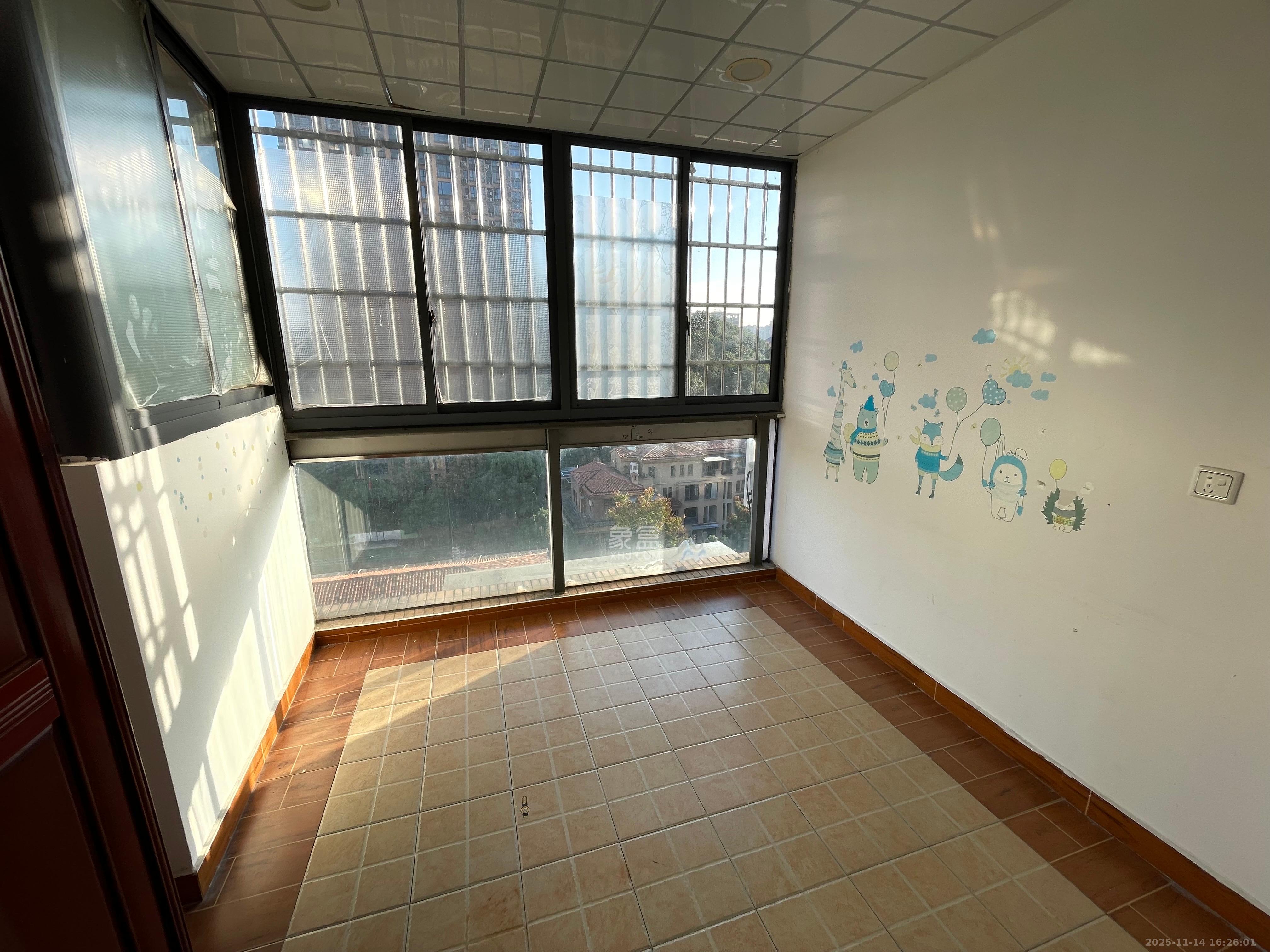 中城丽景香山园  3室2厅2卫    3000.0元/月室内图