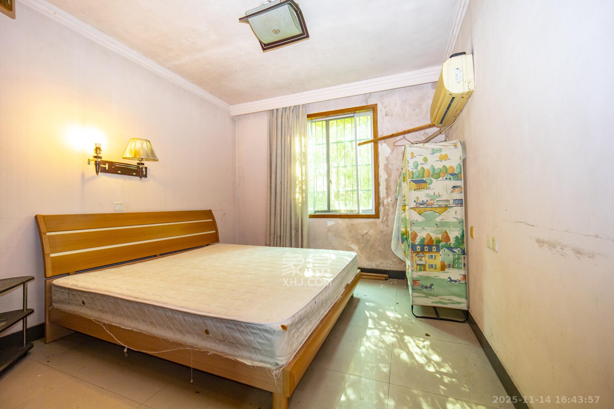 中南汽车世界  3室2厅1卫    33.8万卧室