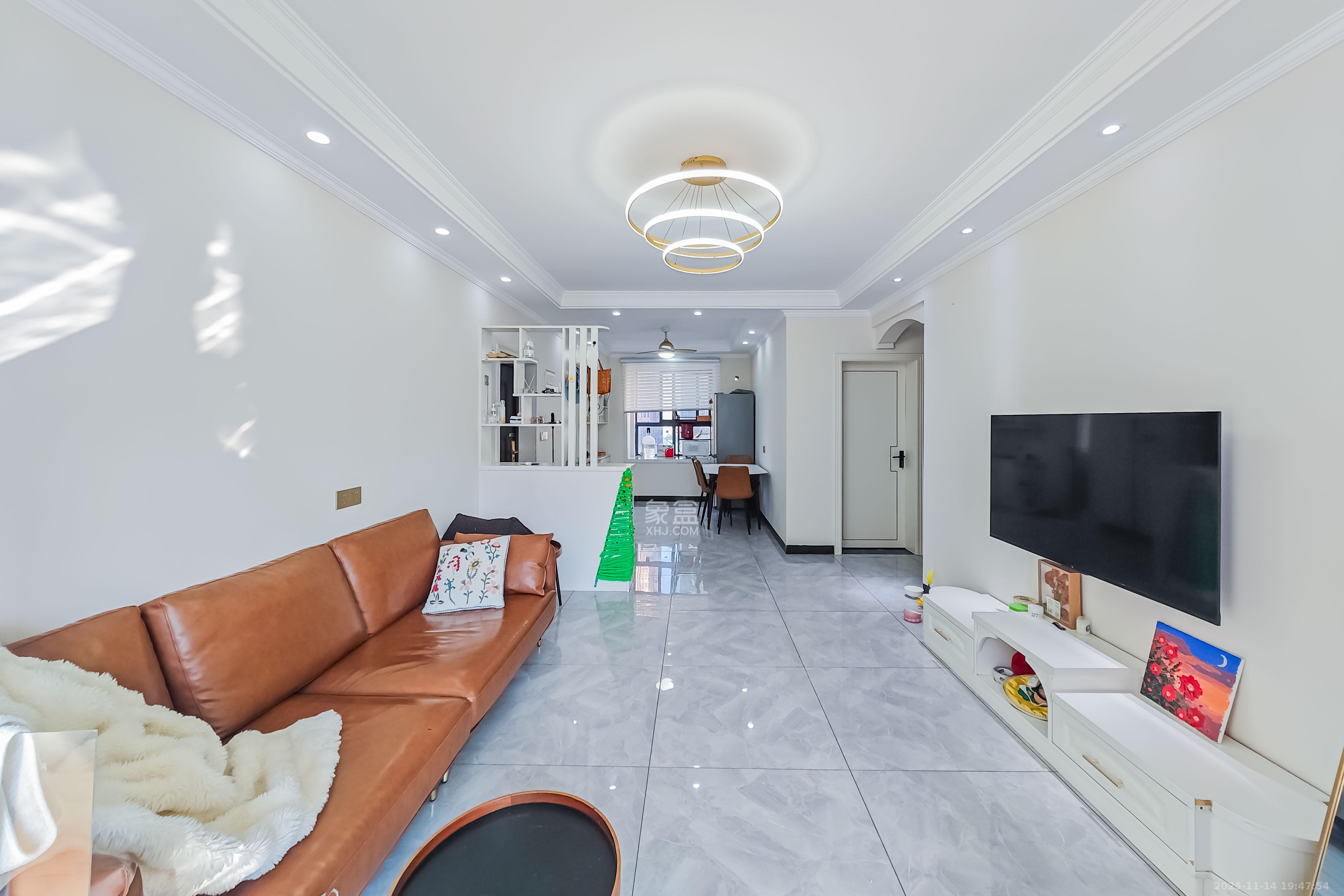 海拔东方  3室2厅1卫    82.0万客厅