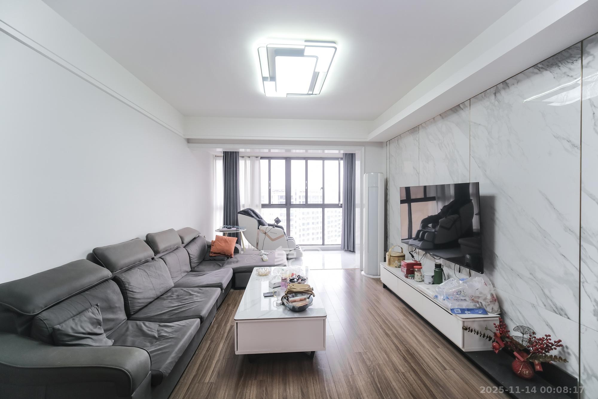 保利香槟国际 4室2厅2卫 93.8万 保利香槟国际 4室2厅2卫 93.8万客厅