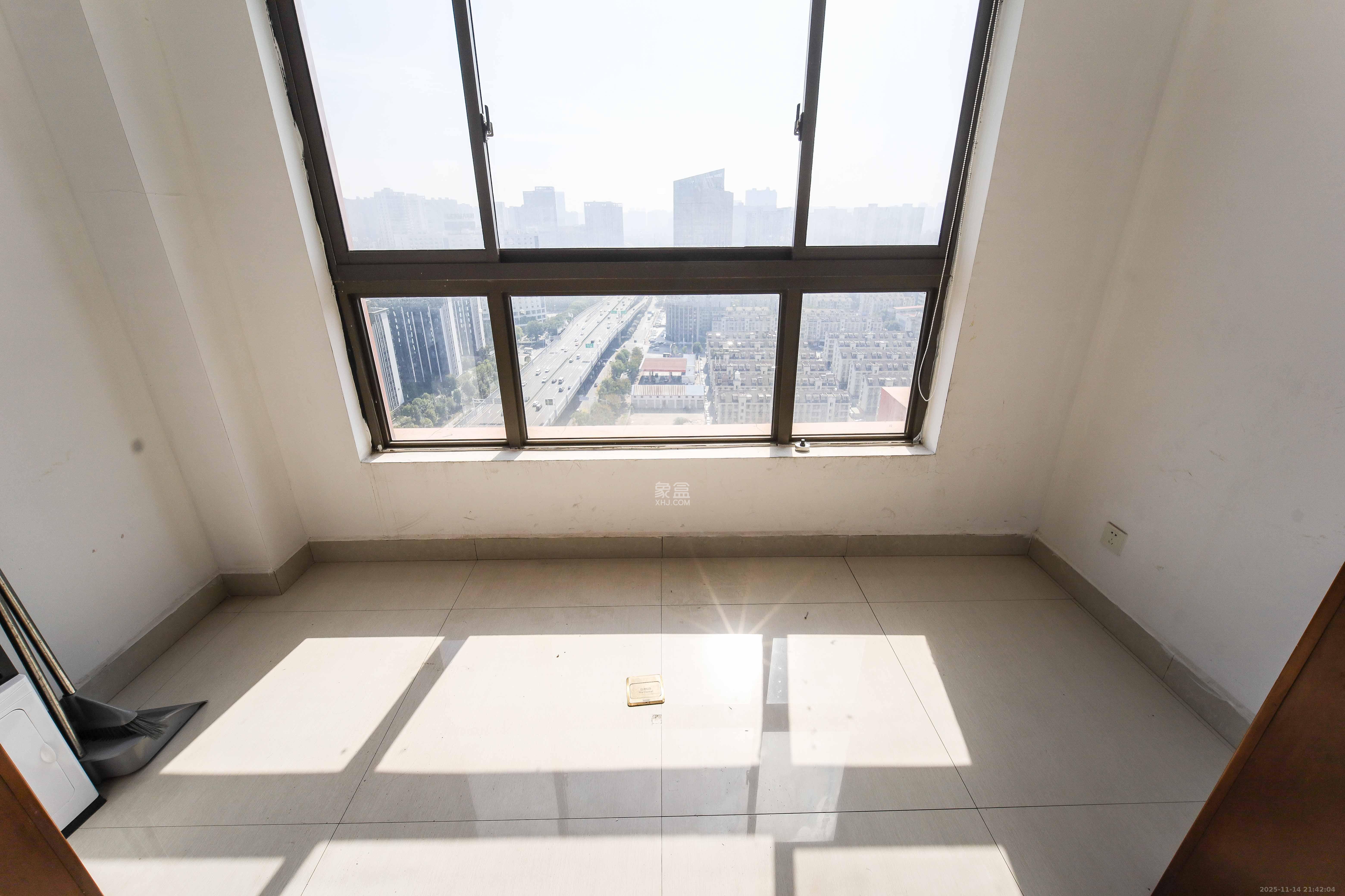 华晨国际公馆  2室1厅1卫    87.0万阳台