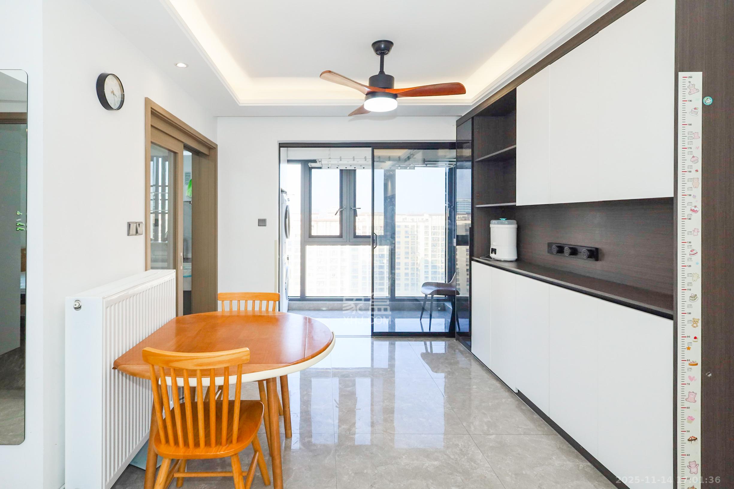 招商华发依云曦城  4室2厅2卫    121.8万客厅