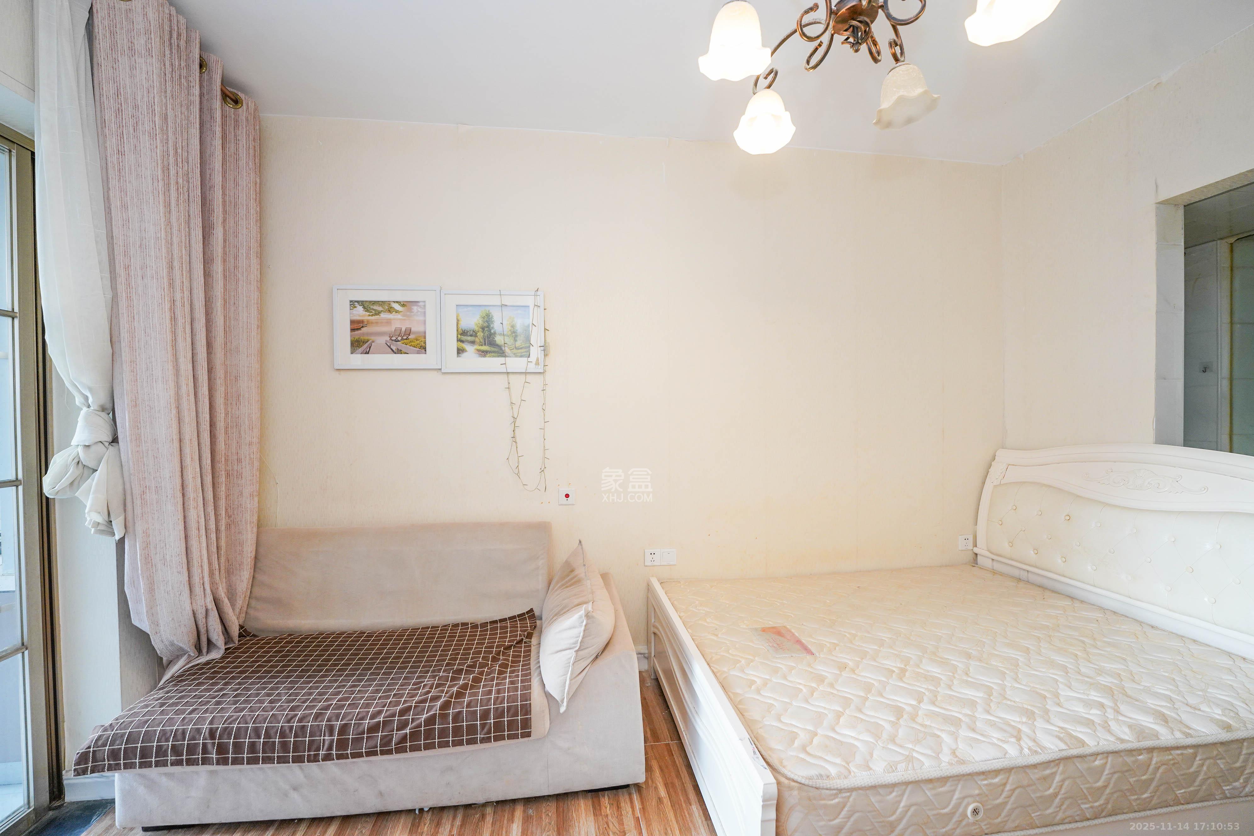 怡海星城  1室1厅1卫    12.5万客厅