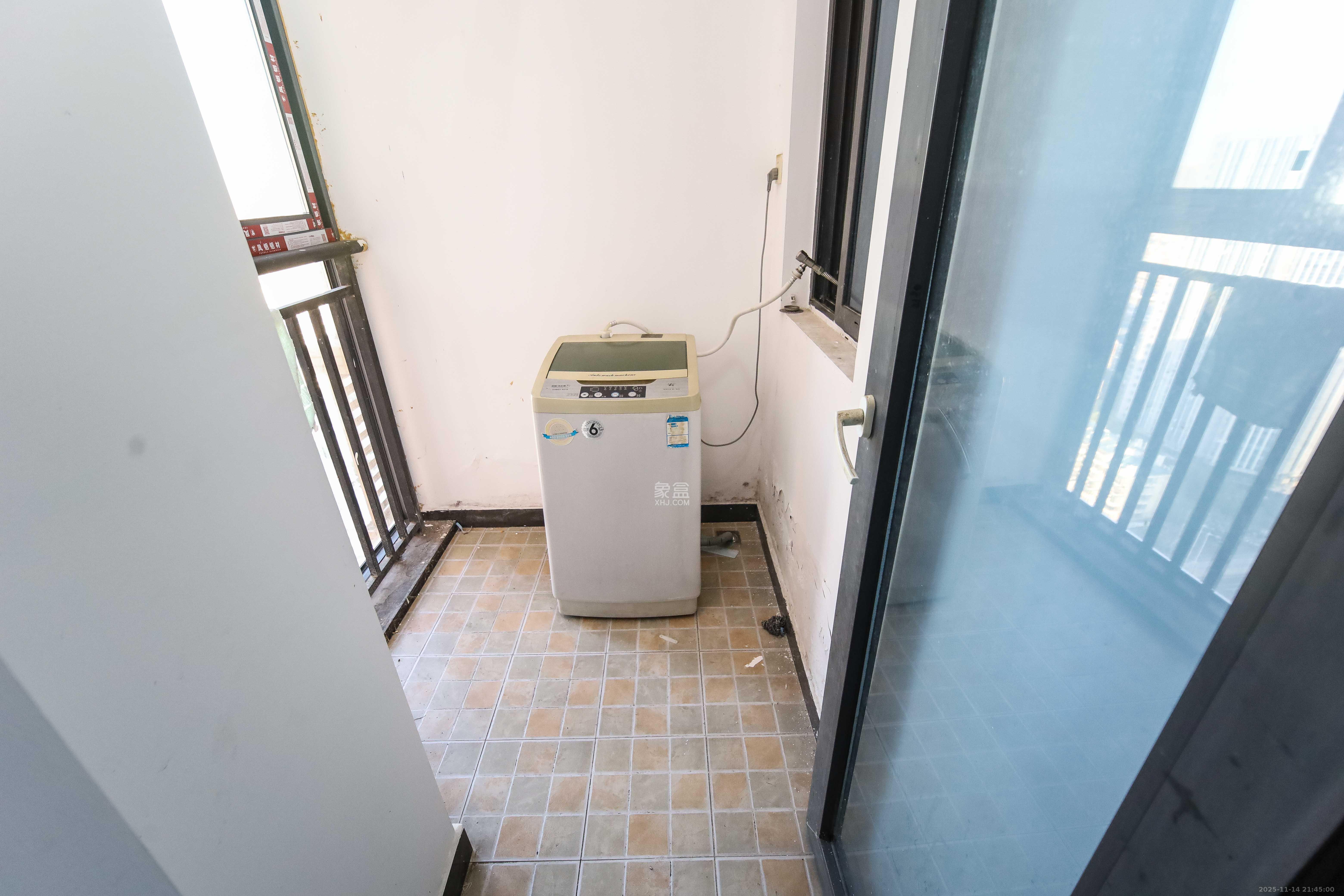 华城广场 2室1厅1卫 69.8万 华城广场 2室1厅1卫 69.8万阳台