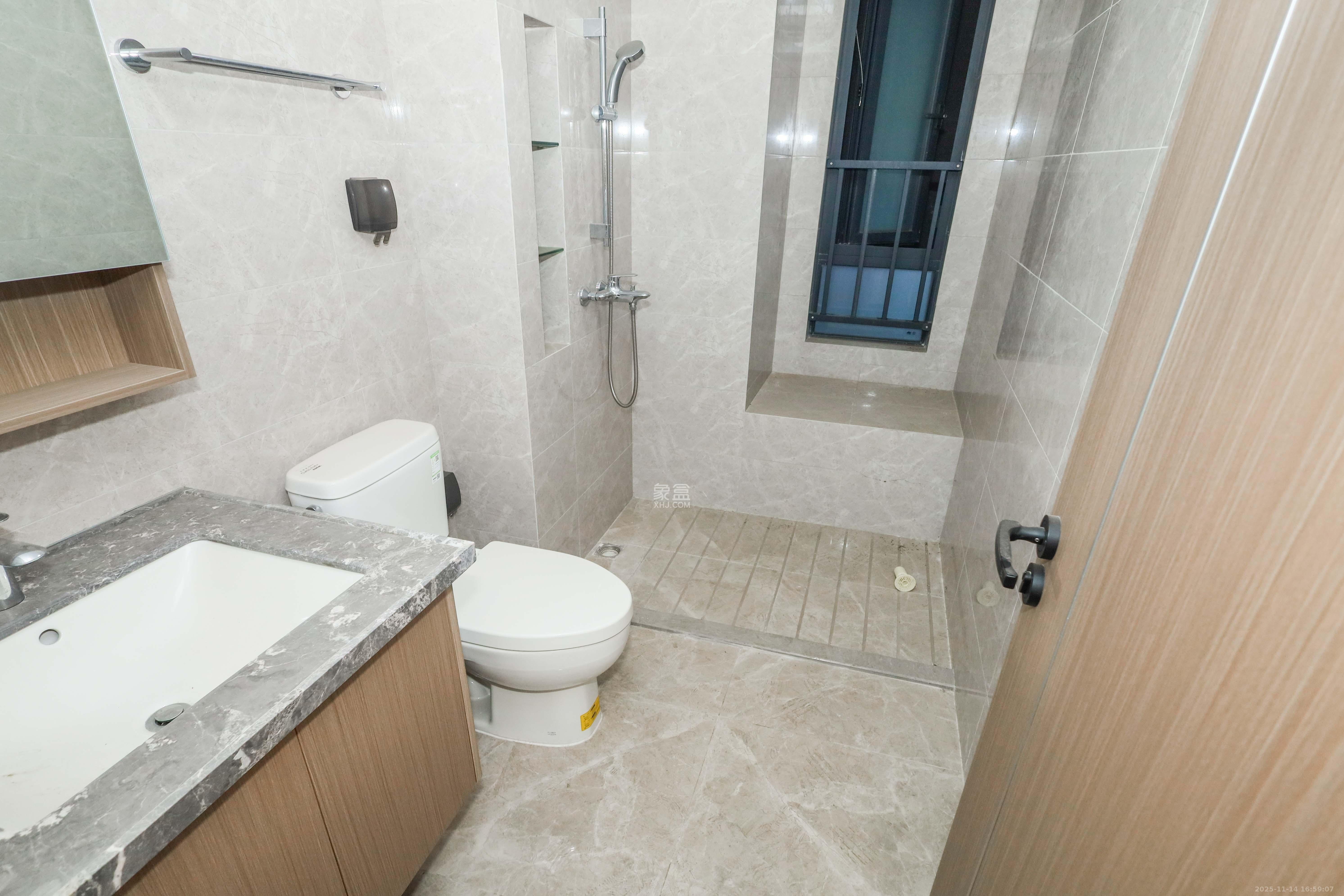 中海麓山境北区 3室2厅2卫 120.0万 中海麓山境北区 3室2厅2卫 120.0万卫生间