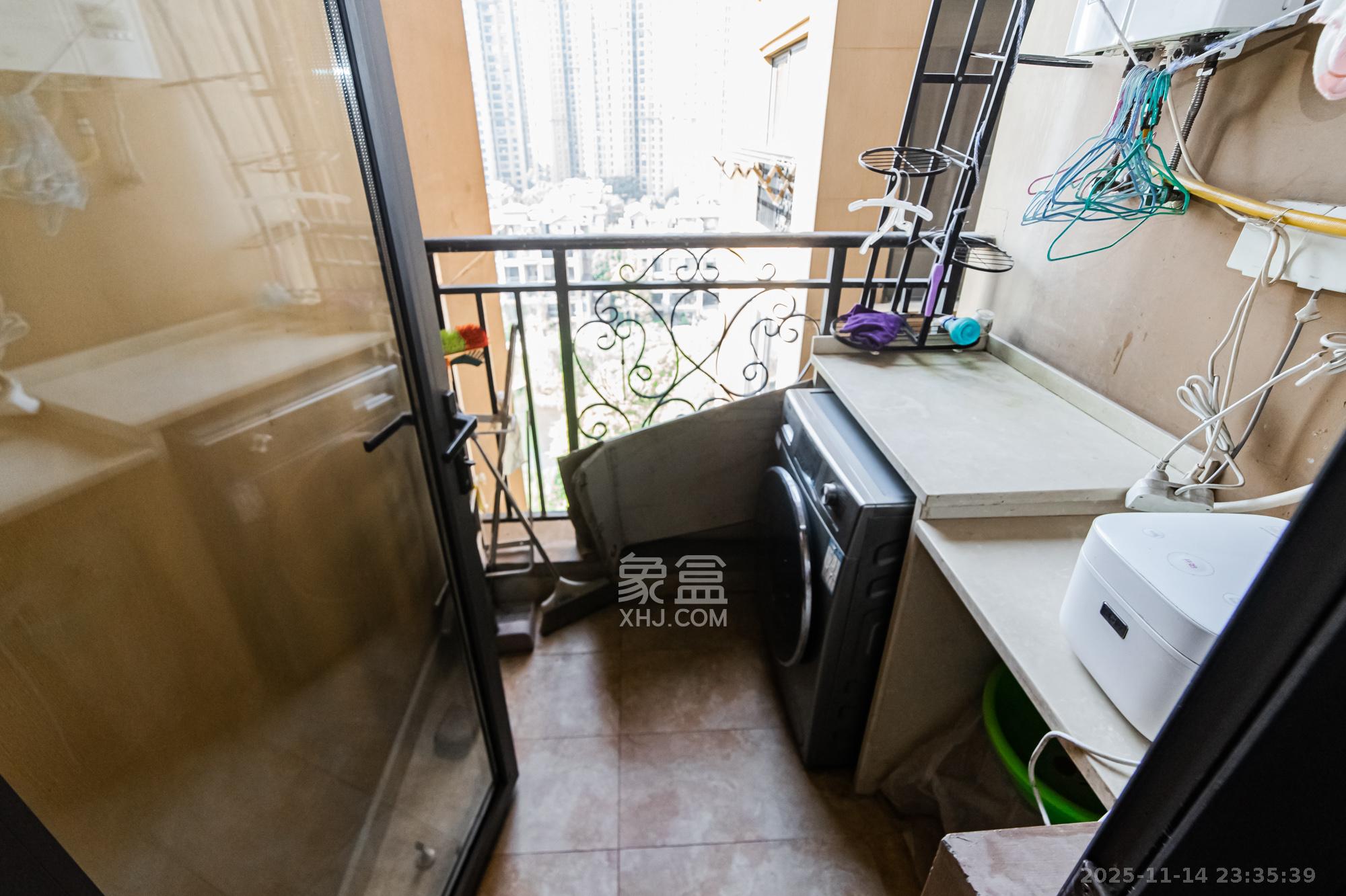 珠江郦城公园1号  3室2厅2卫    180.0万阳台