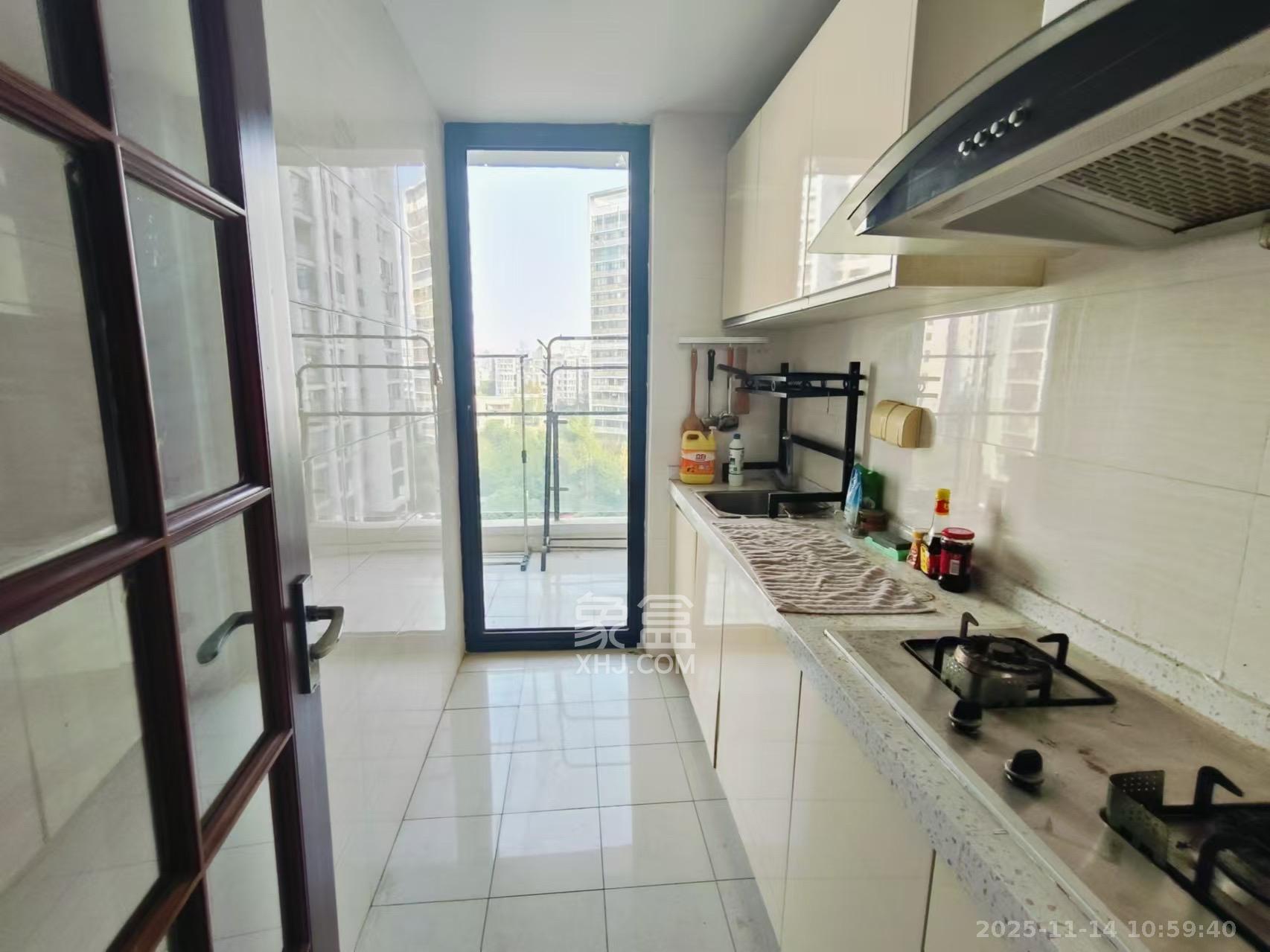 阳光100三期  3室2厅2卫    2100.0元/月室内图