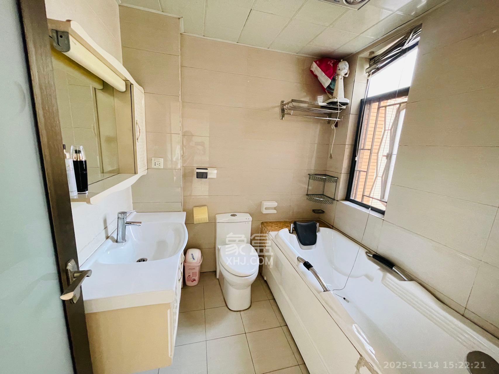 江河双水湾 3室2厅2卫 2500.0元/月 江河双水湾 3室2厅2卫 2500.0元/月室内图