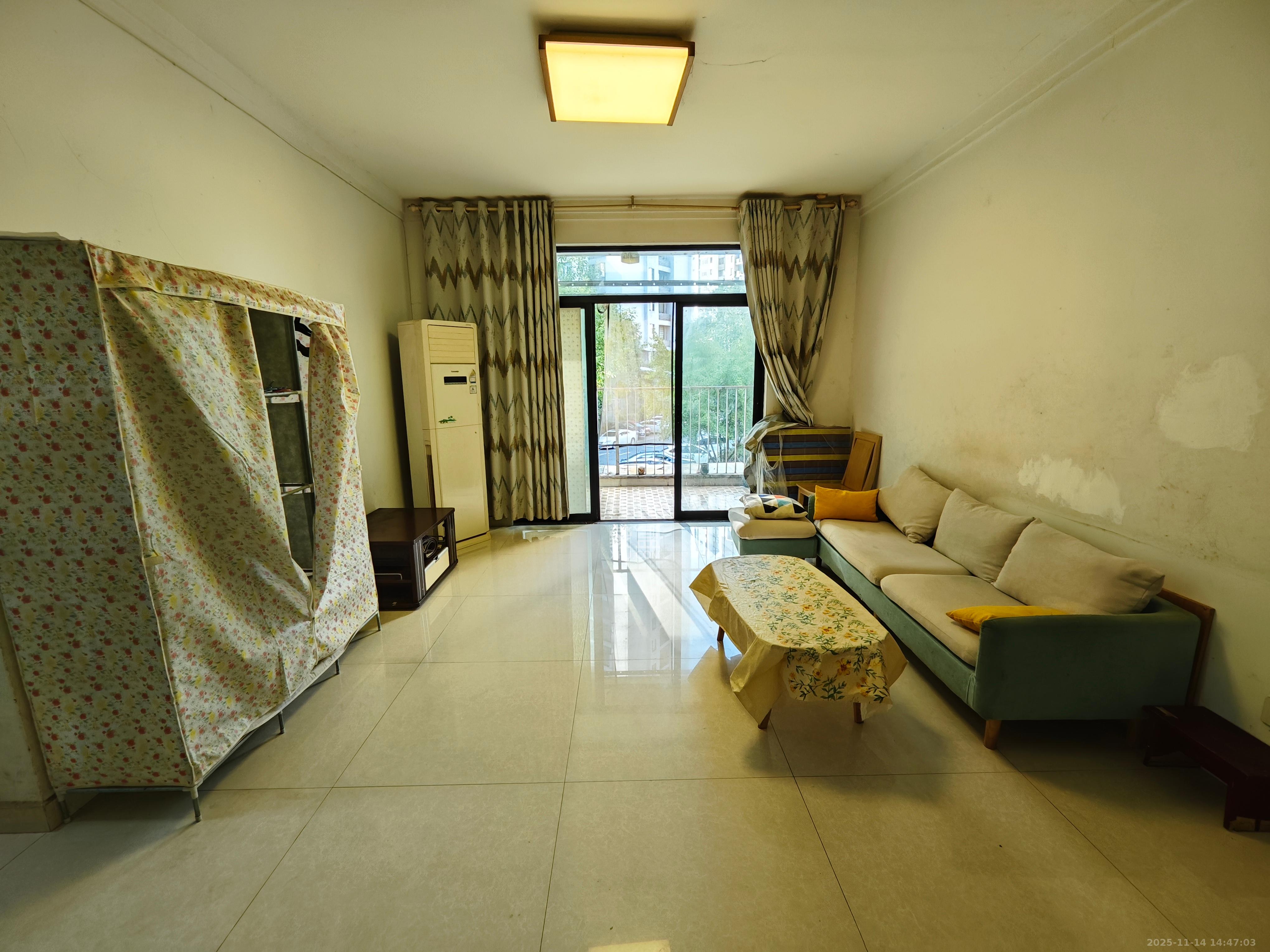 阳光100三期  2室1厅1卫    2100.0元/月室内图