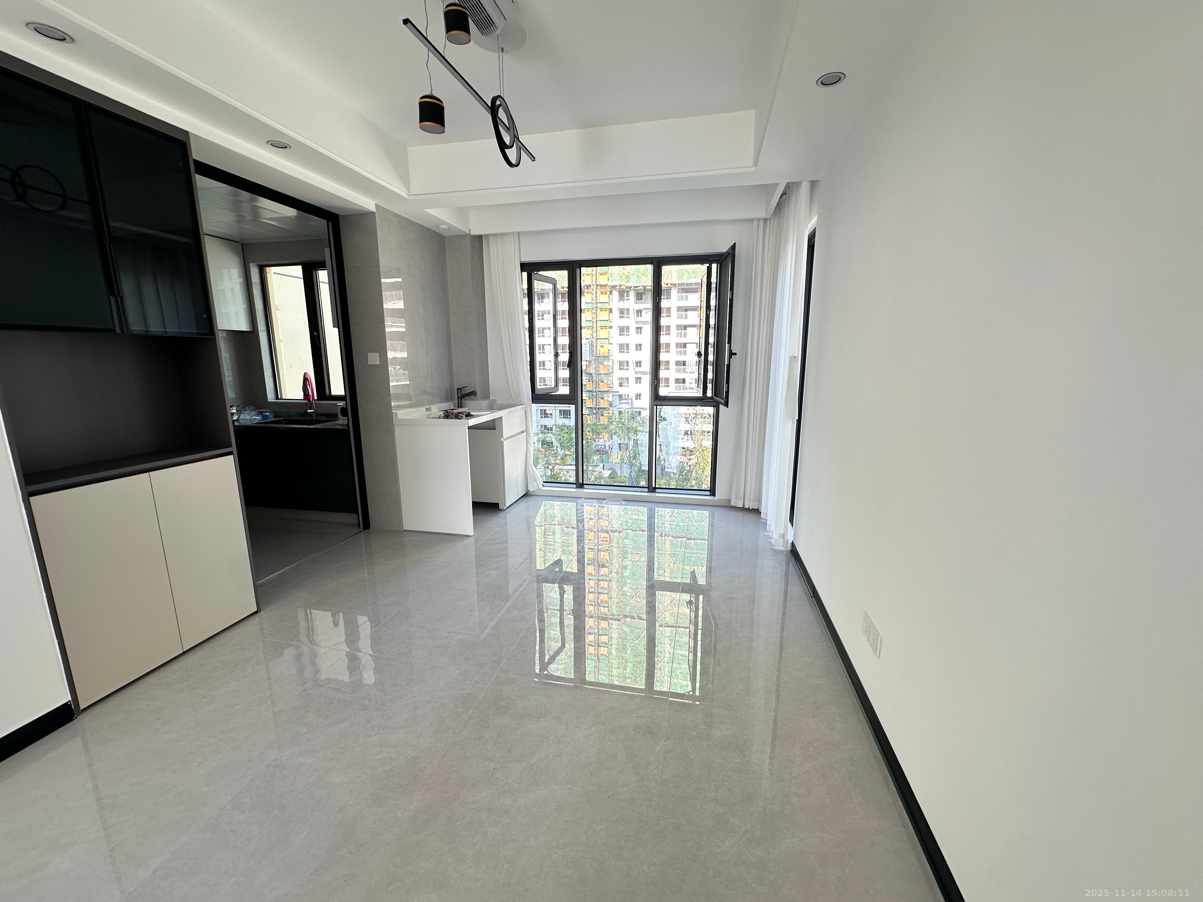 丽发新城  3室2厅1卫    2200.0元/月室内图