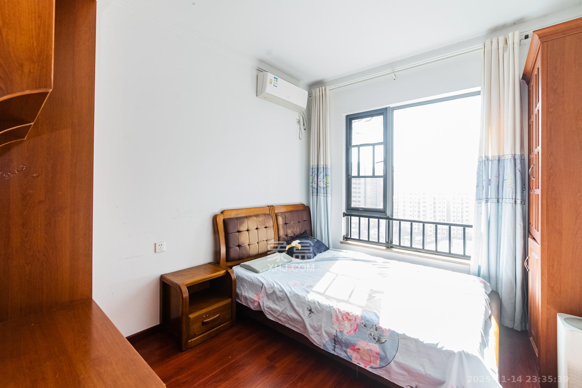 珠江郦城公园1号 3室2厅2卫 180.0万 珠江郦城公园1号 3室2厅2卫 180.0万卧室