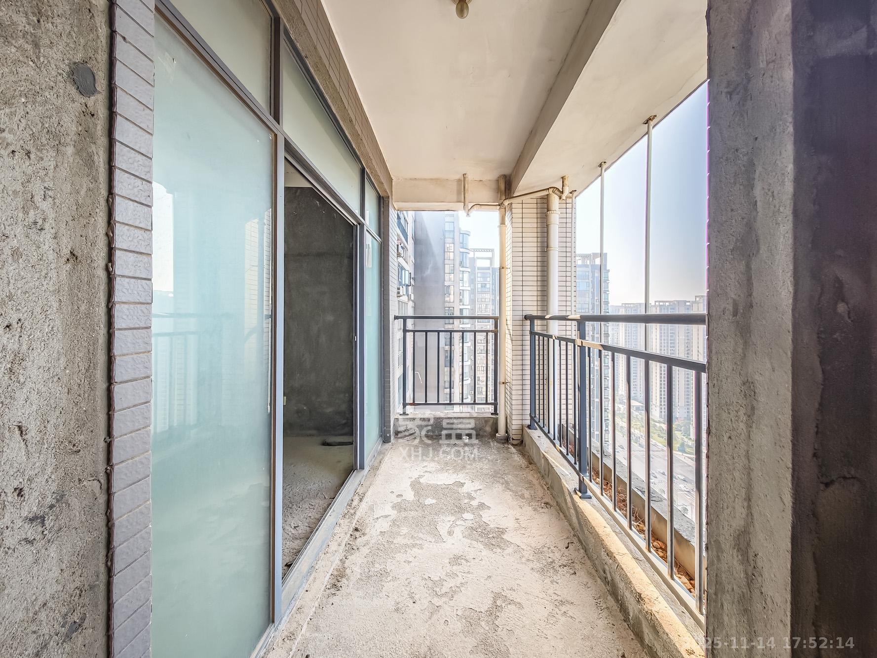 极目楚天 4室2厅2卫 90.0万 极目楚天 4室2厅2卫 90.0万阳台