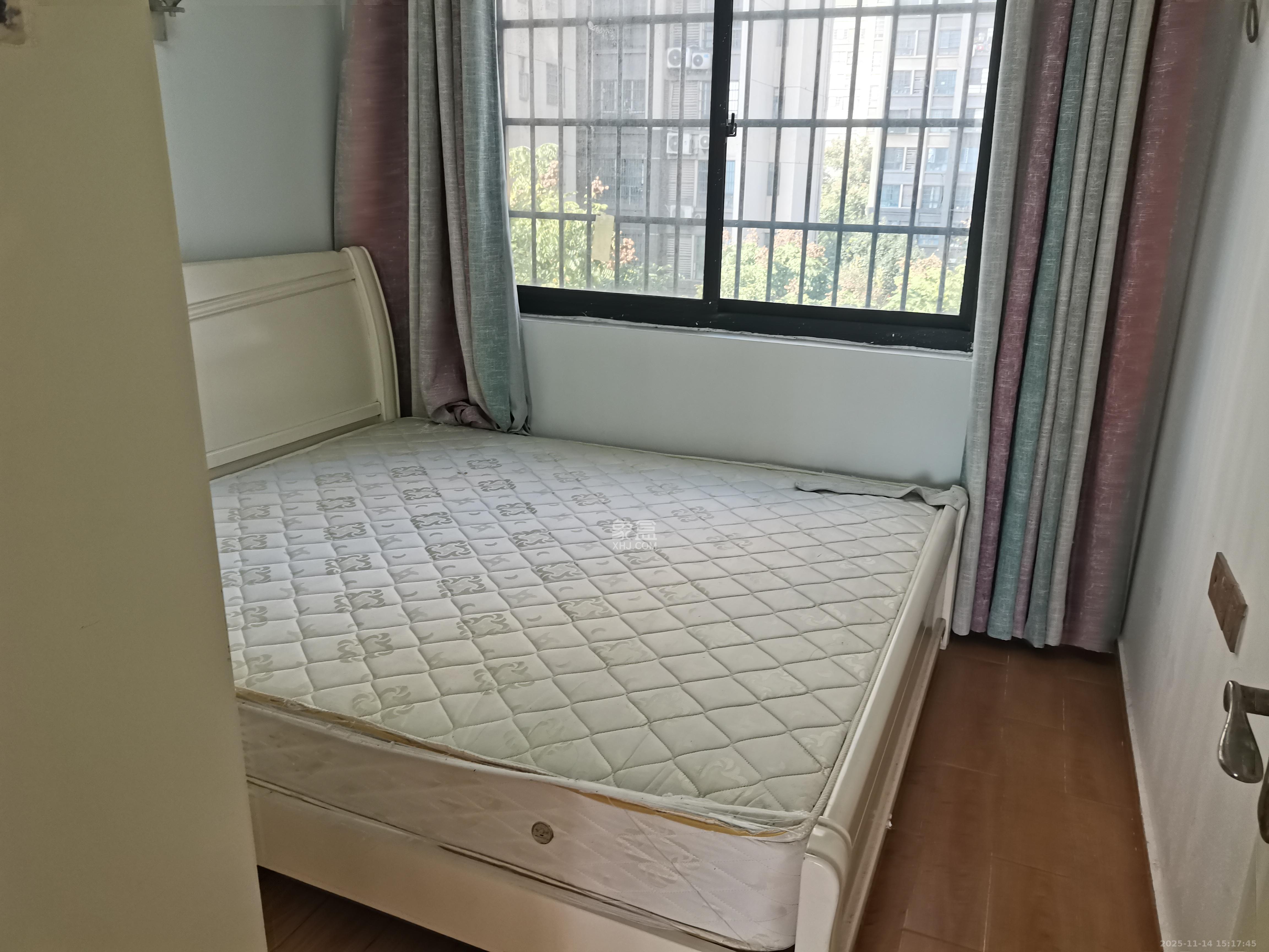 天麓尚层  3室2厅2卫    1800.0元/月室内图