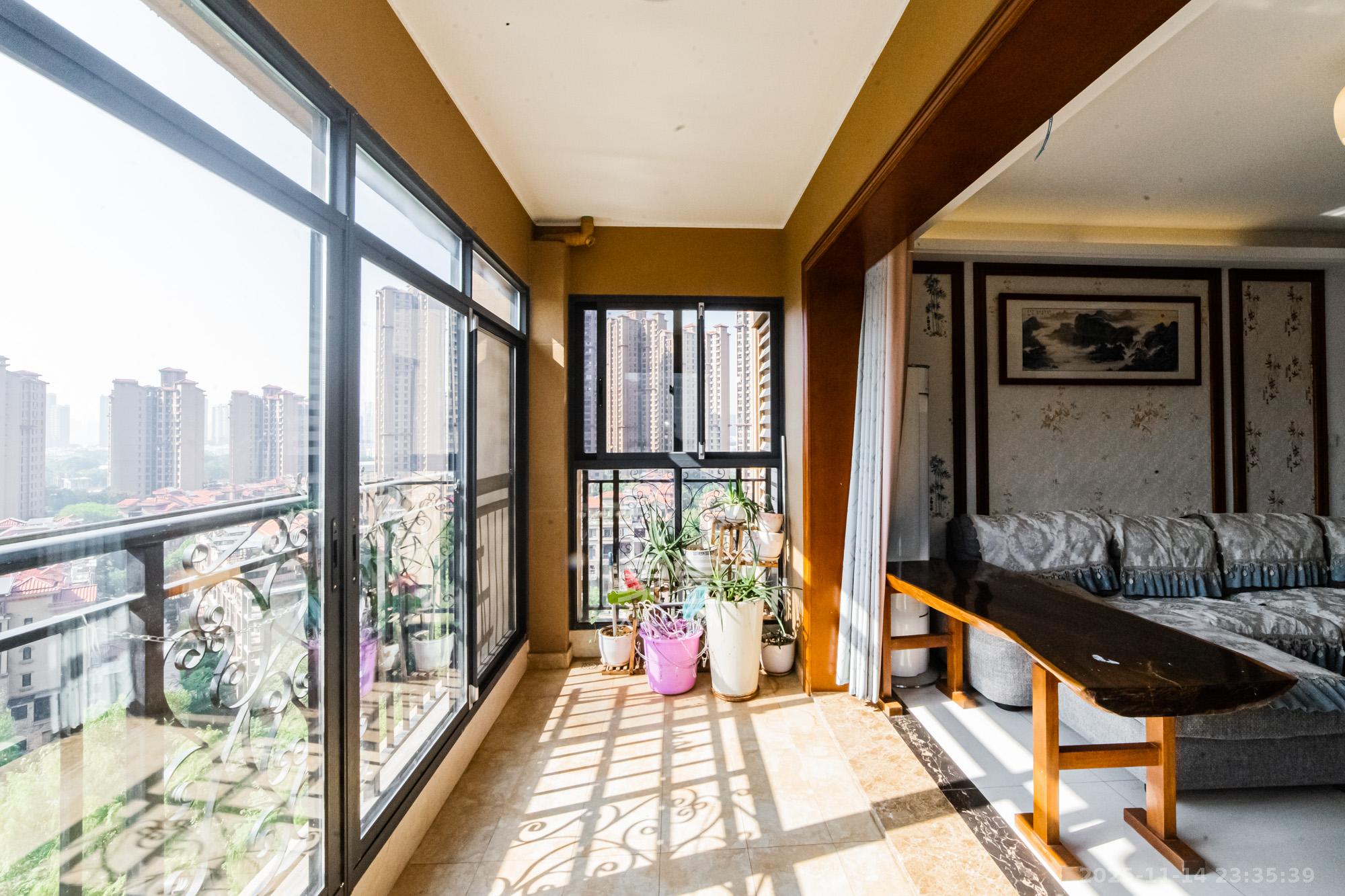 珠江郦城公园1号  3室2厅2卫    180.0万阳台