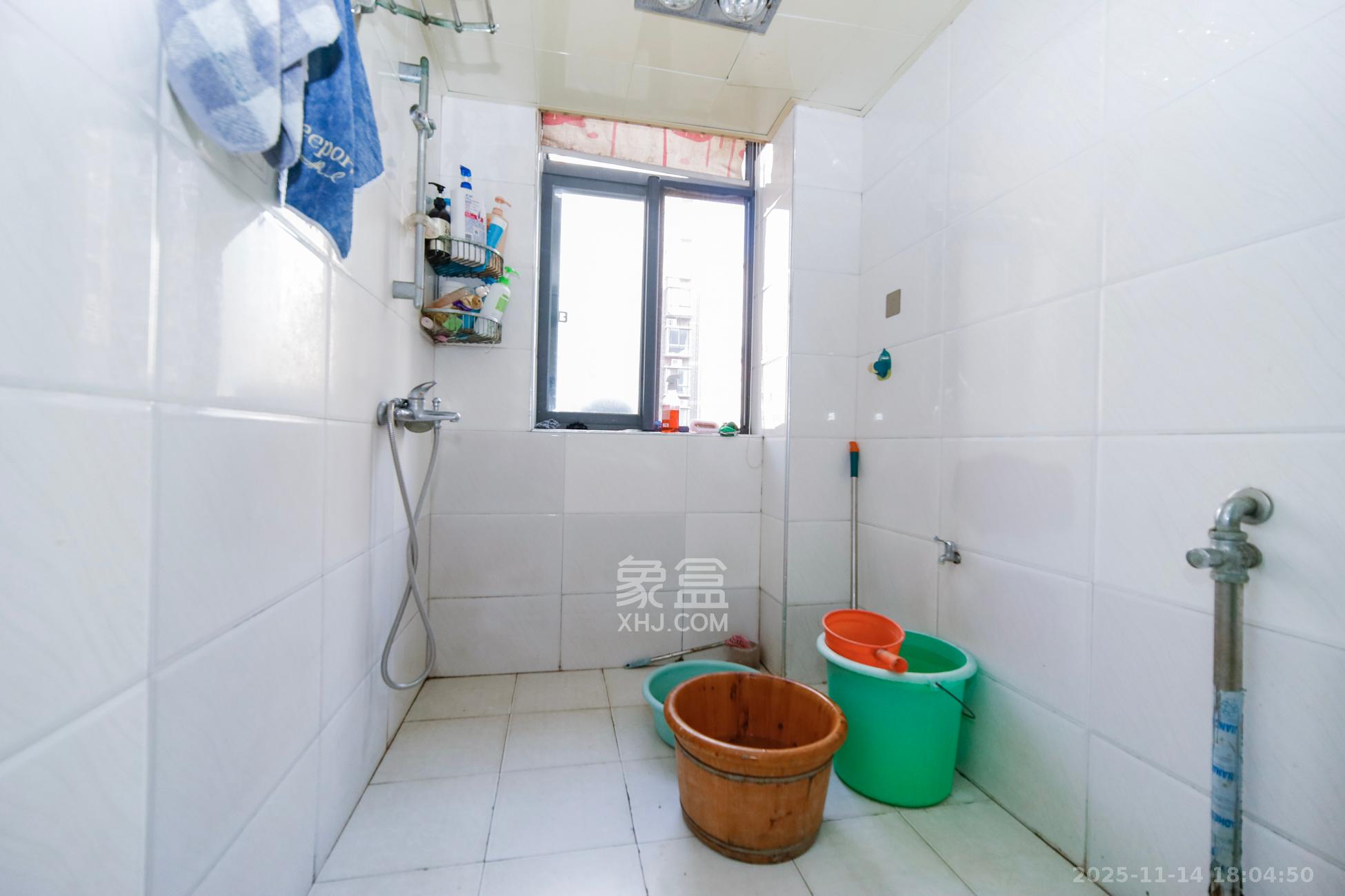 恒盛世家  3室2厅2卫    115.0万卫生间