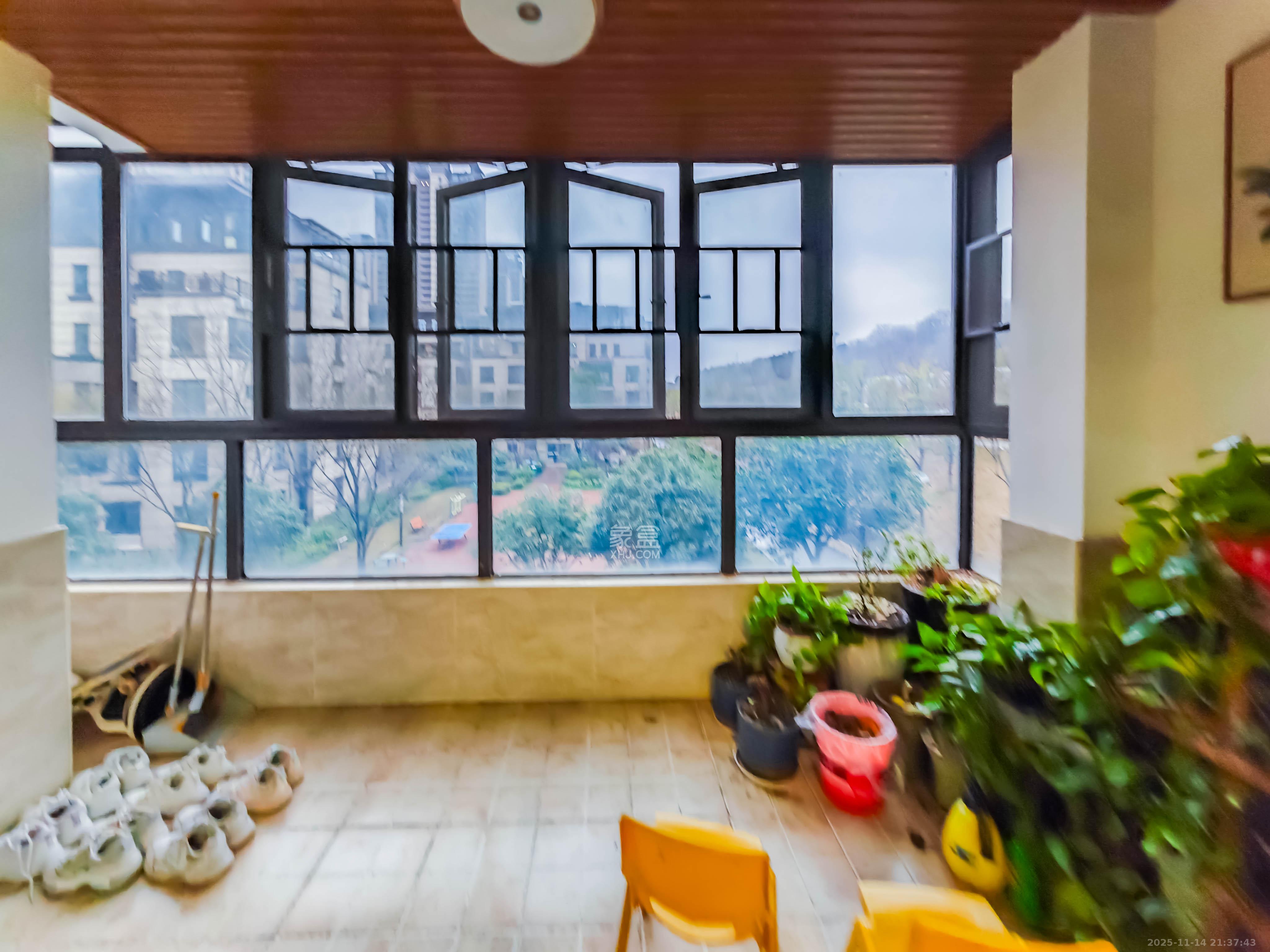 绿地之窗  4室2厅2卫    166.0万阳台