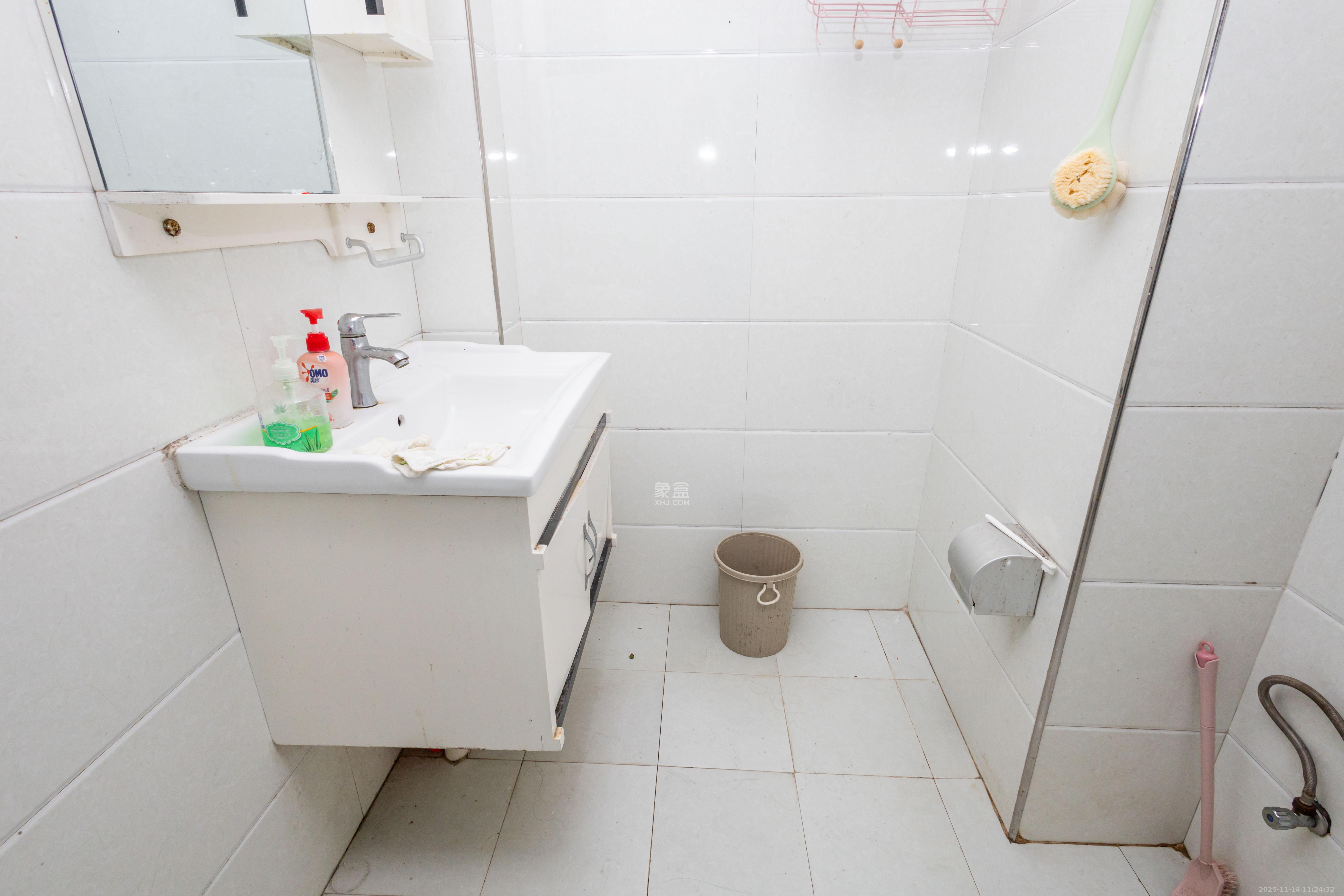 爵士湘 1室1厅1卫 16.8万 爵士湘 1室1厅1卫 16.8万卫生间