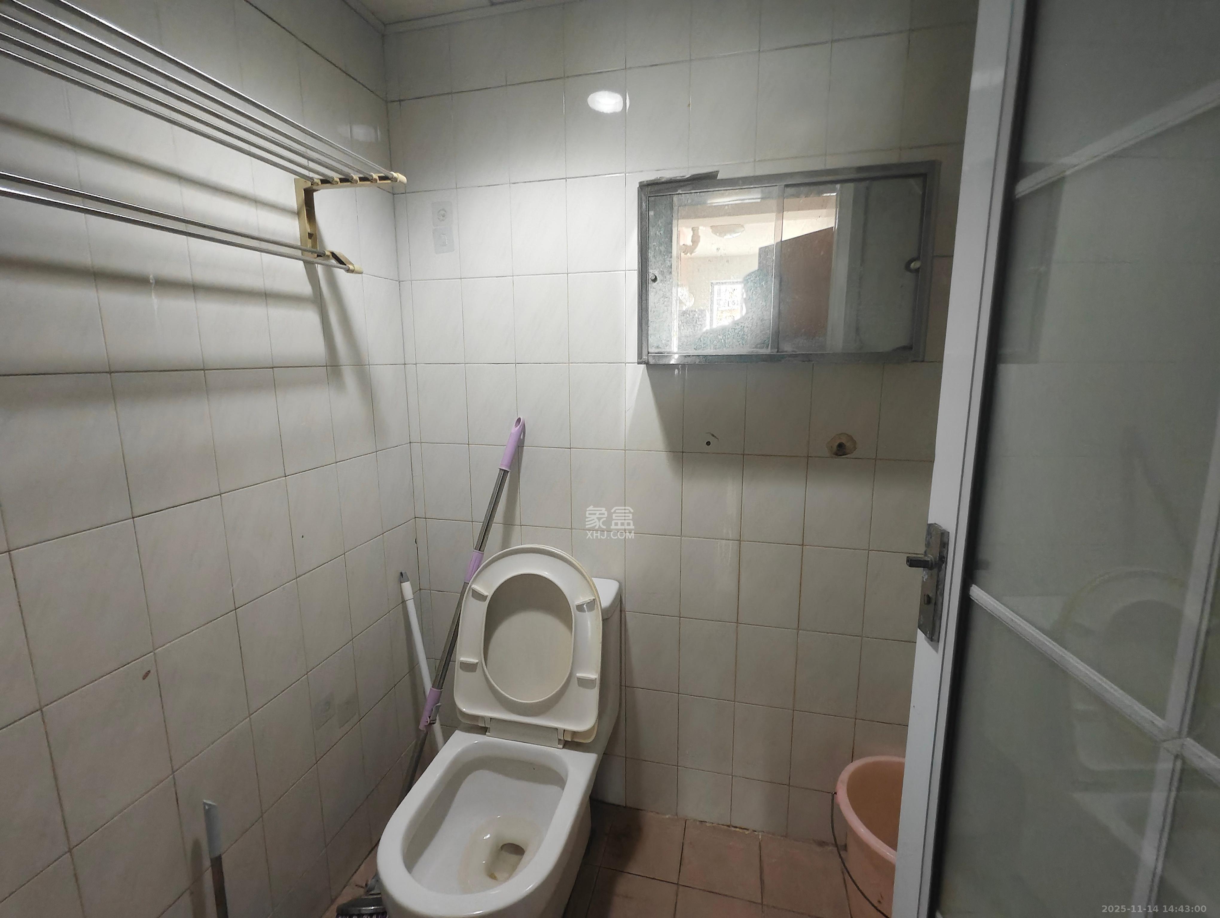 芙蓉广场农行单位宿舍  2室1厅1卫    2300.0元/月室内图