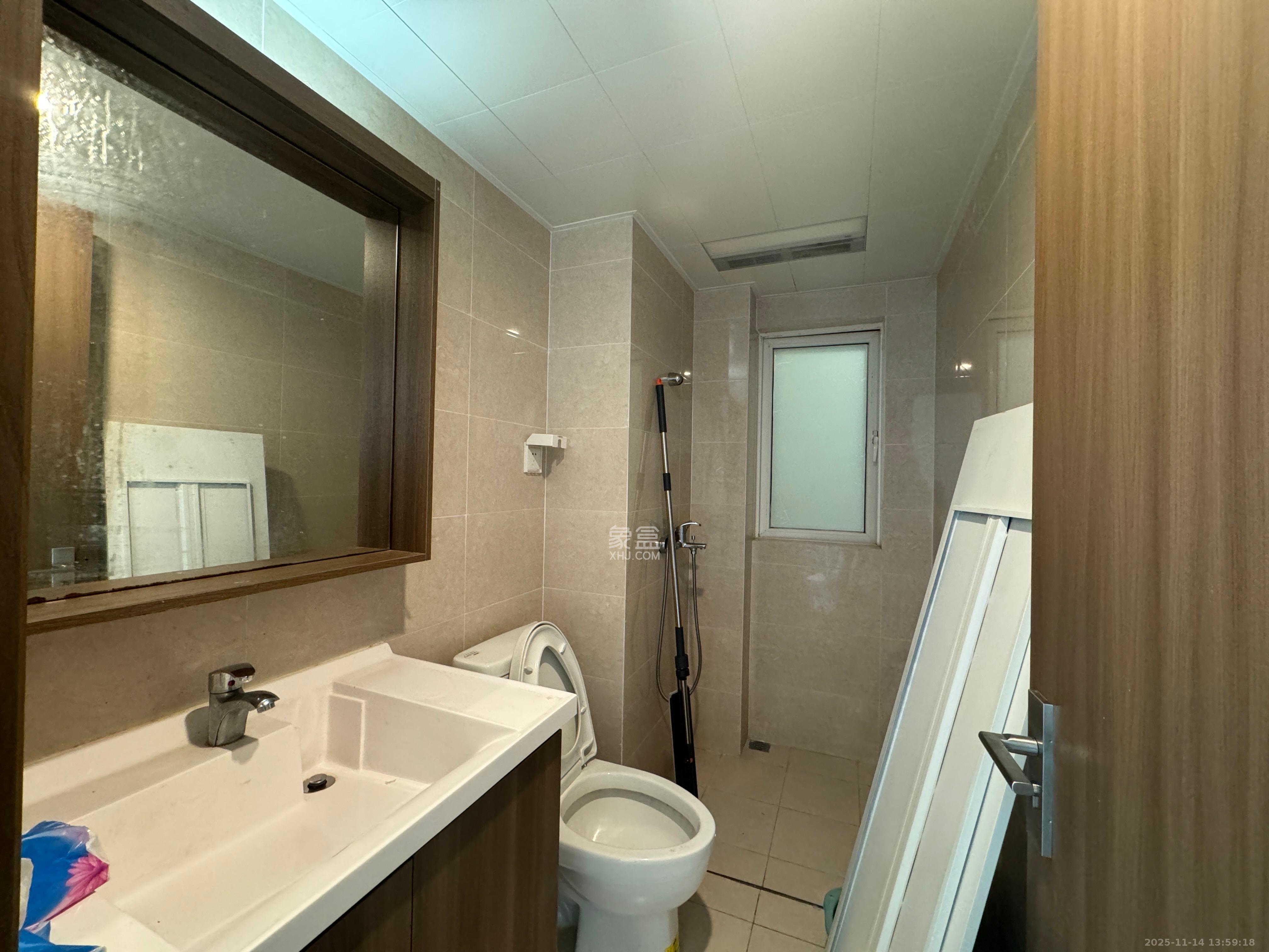 保利香槟国际  3室2厅2卫    2000.0元/月室内图