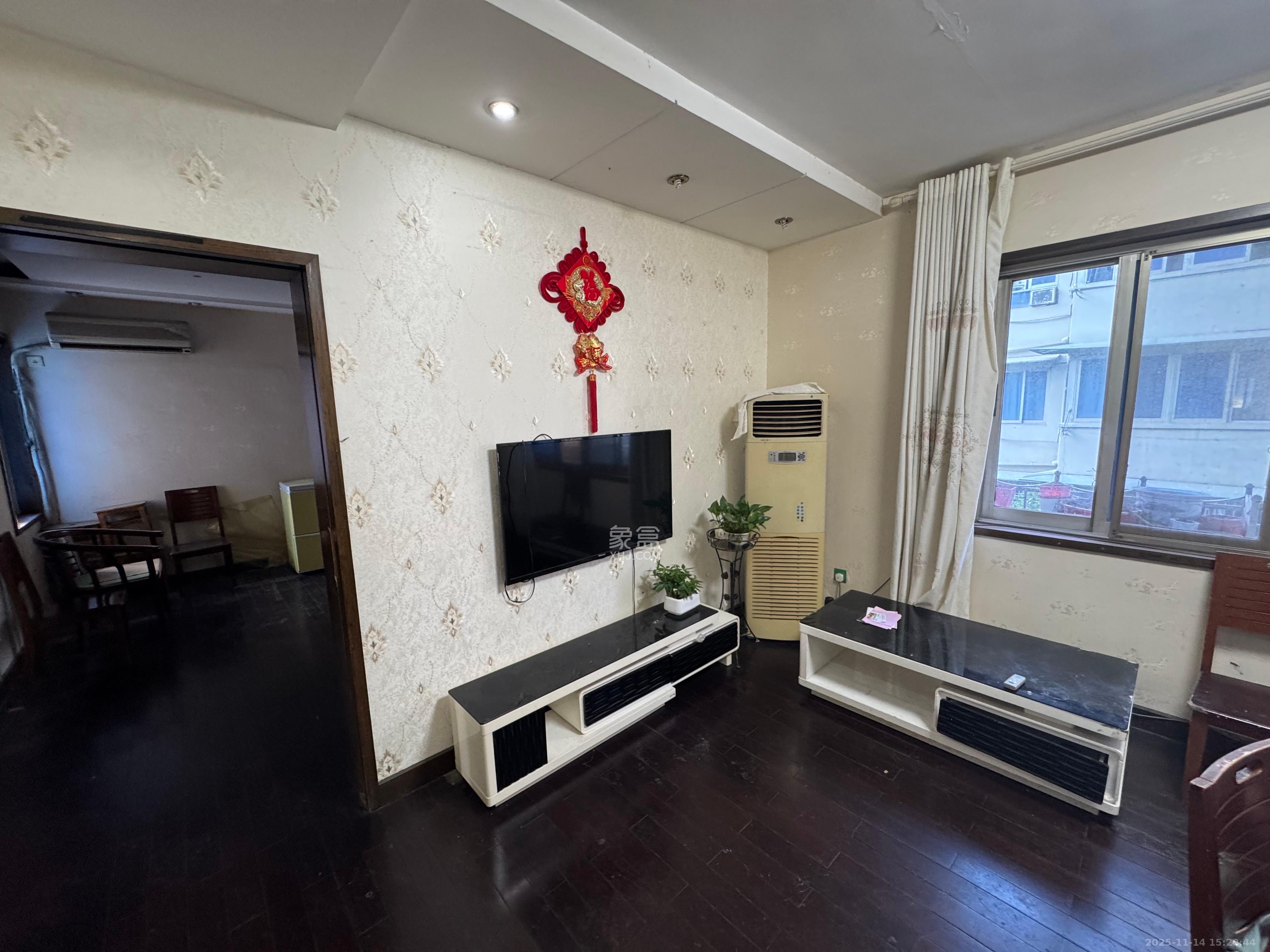 市教委单位房 3室1厅1卫 2300.0元/月 市教委单位房 3室1厅1卫 2300.0元/月室内图